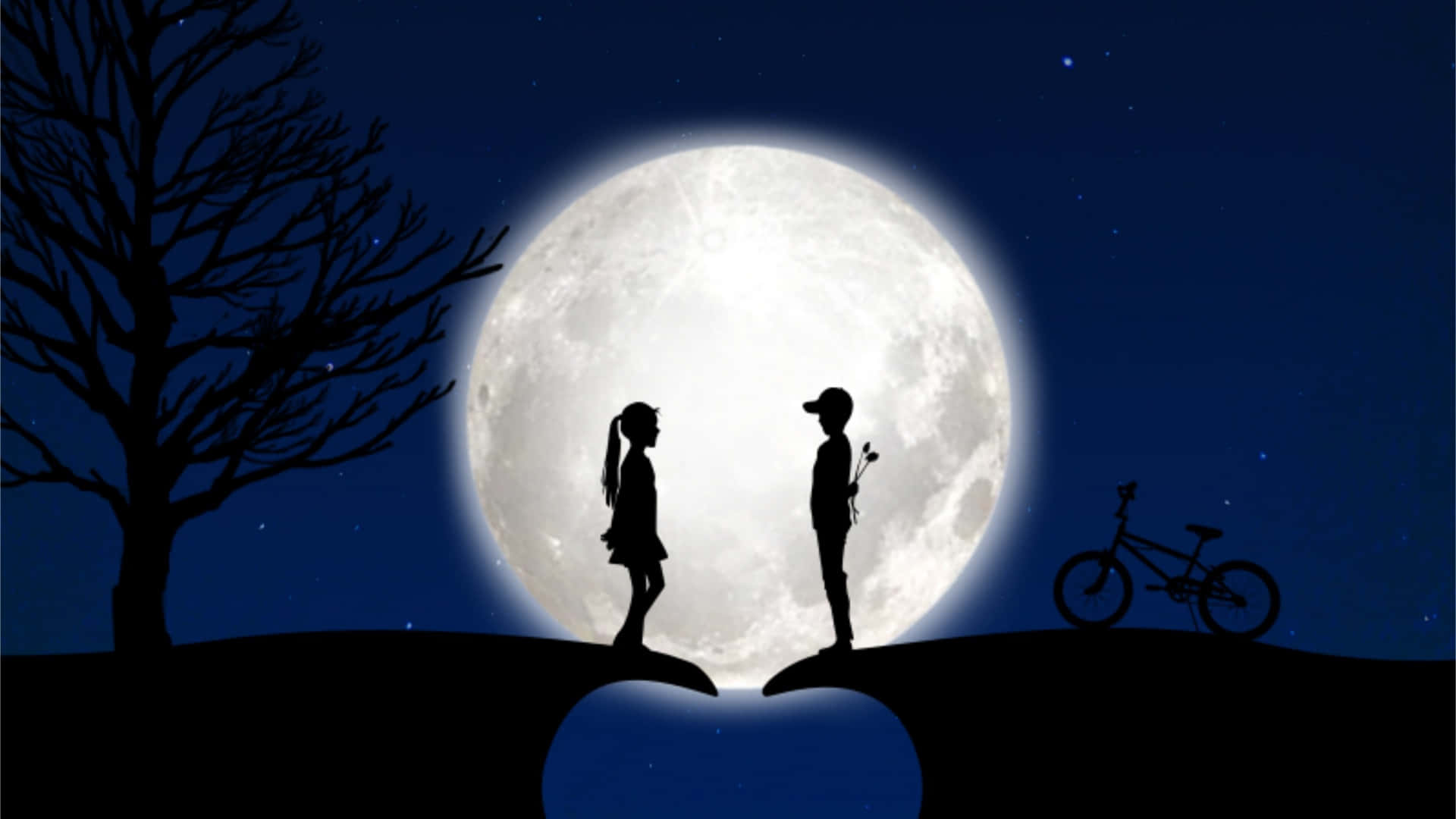 寧靜的滿月夜空背景 壁紙 — 剪影情侶站在山丘上，在巨大的月亮下手牽手，附近有一輛自行車和一棵光禿禿的樹。
