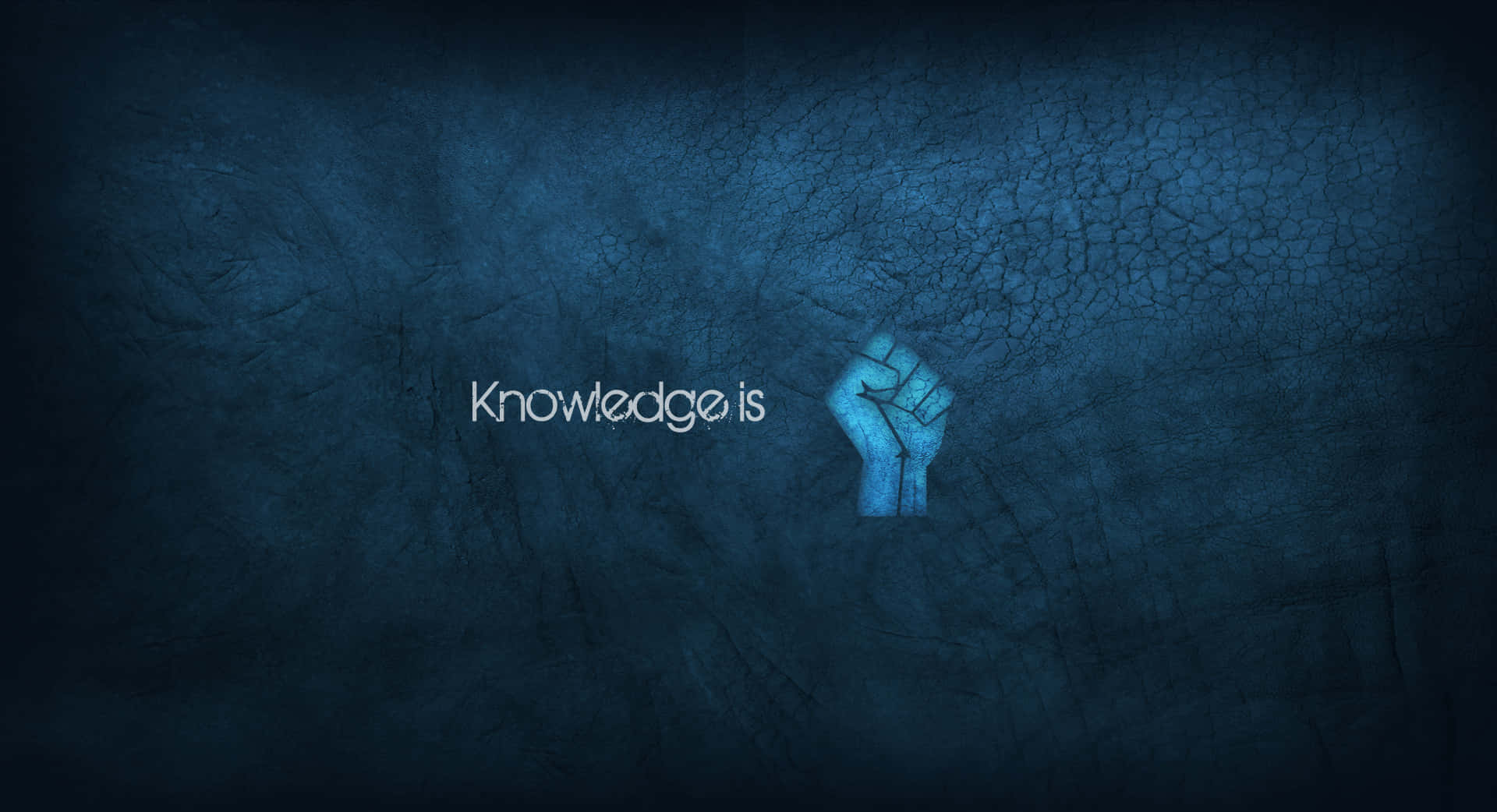 一個舉起的拳頭擊穿裂開的藍色牆壁，旁邊有「Knowledge is」的字樣。