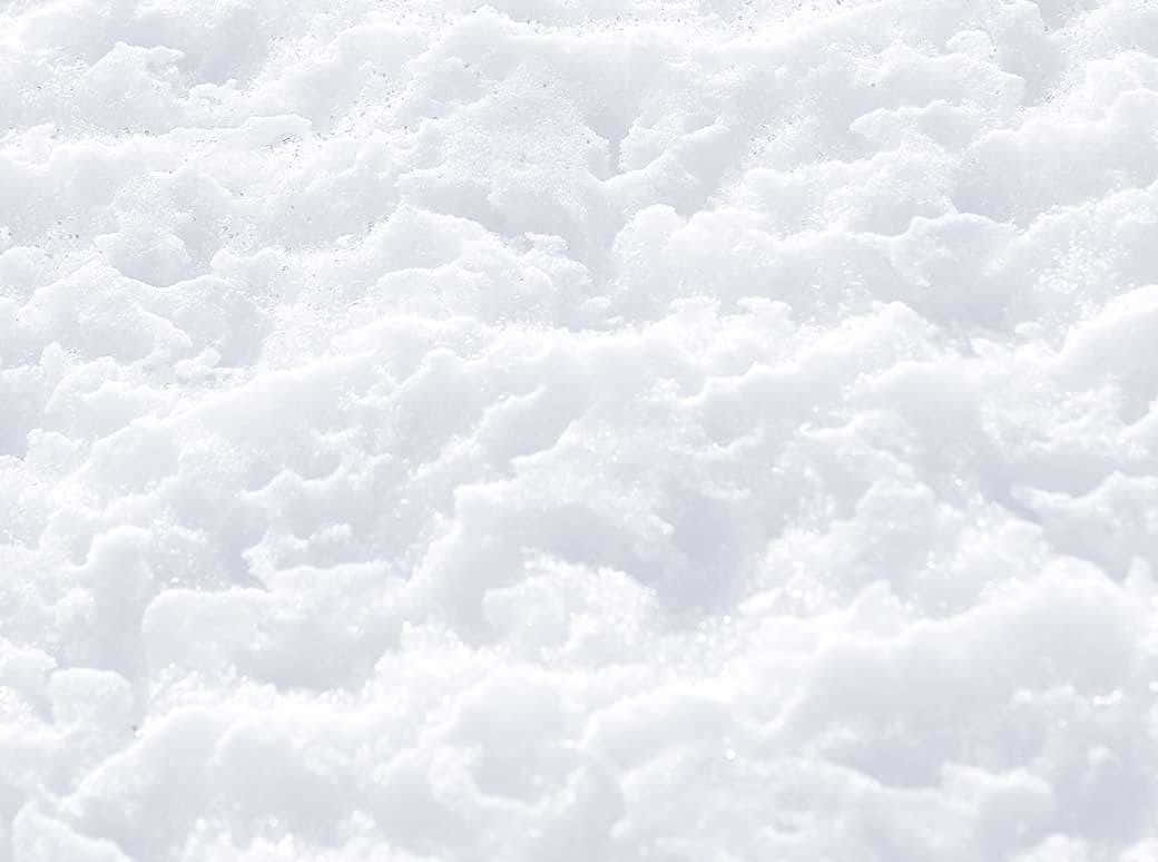 特寫新鮮白雪覆蓋地面，質感柔軟。