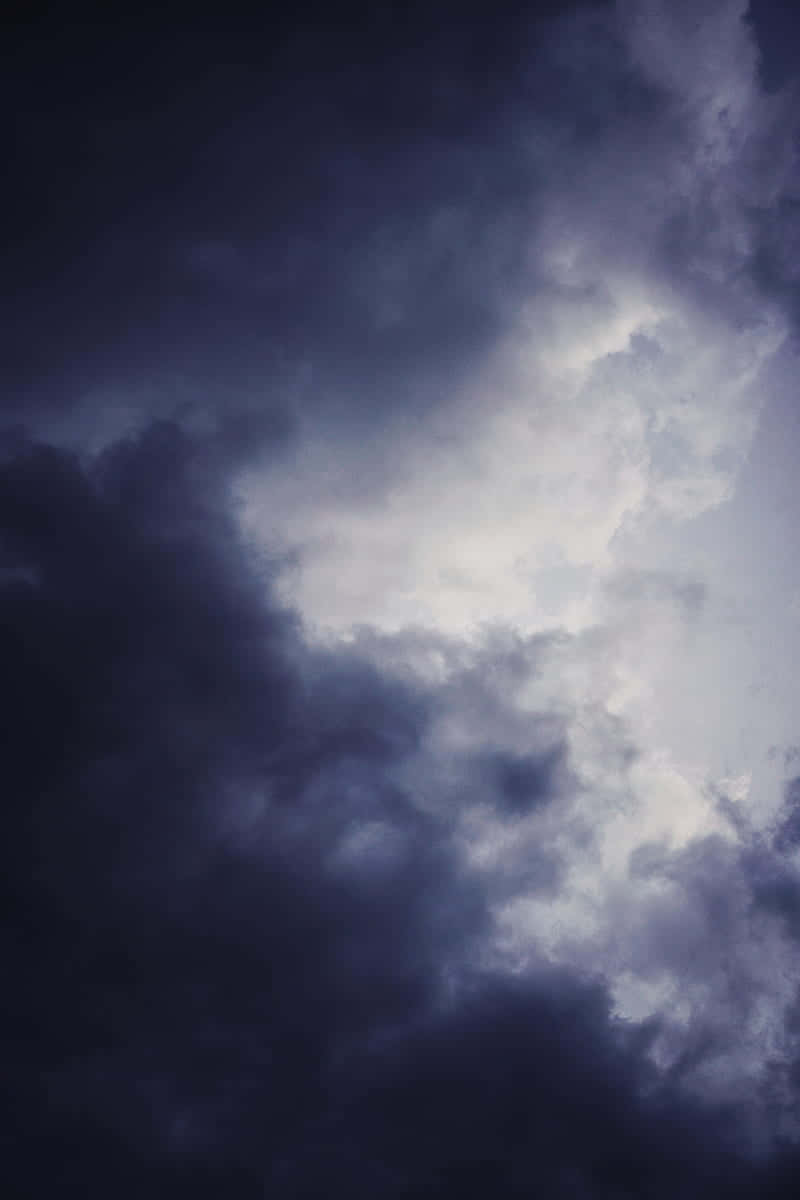 戲劇性的深色雲層在陰沉的暮色天空中旋轉。