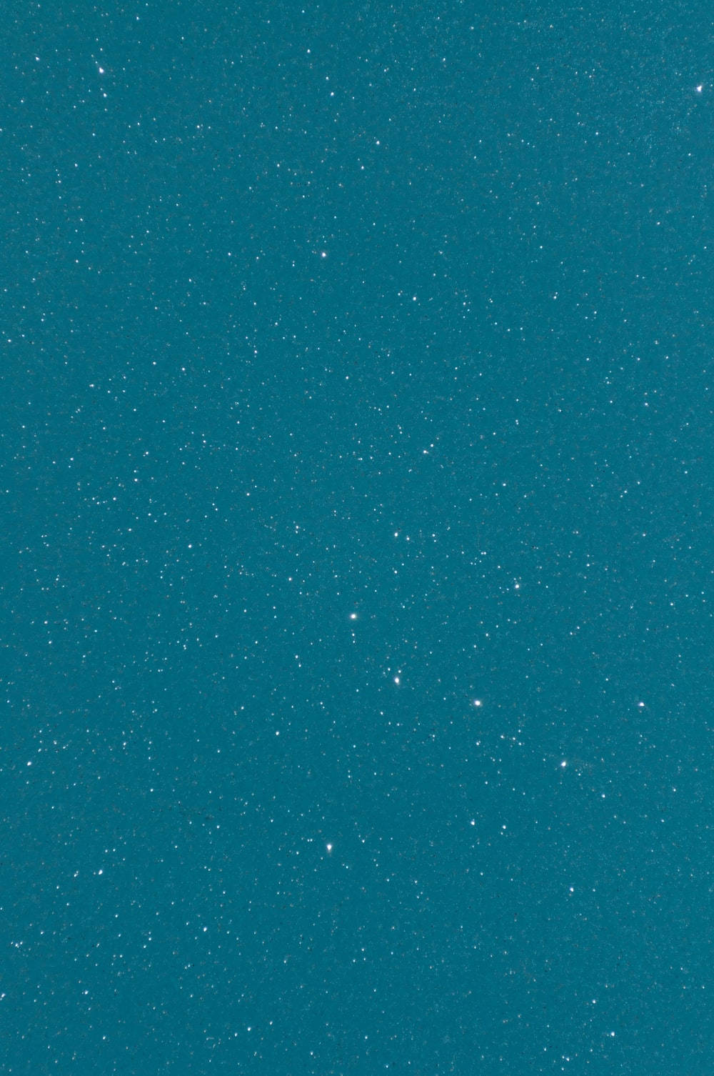 閃爍 桌布 壁紙 — 寧靜的藍綠色夜空點綴著無數閃爍的星星，營造出平靜的宇宙場景。