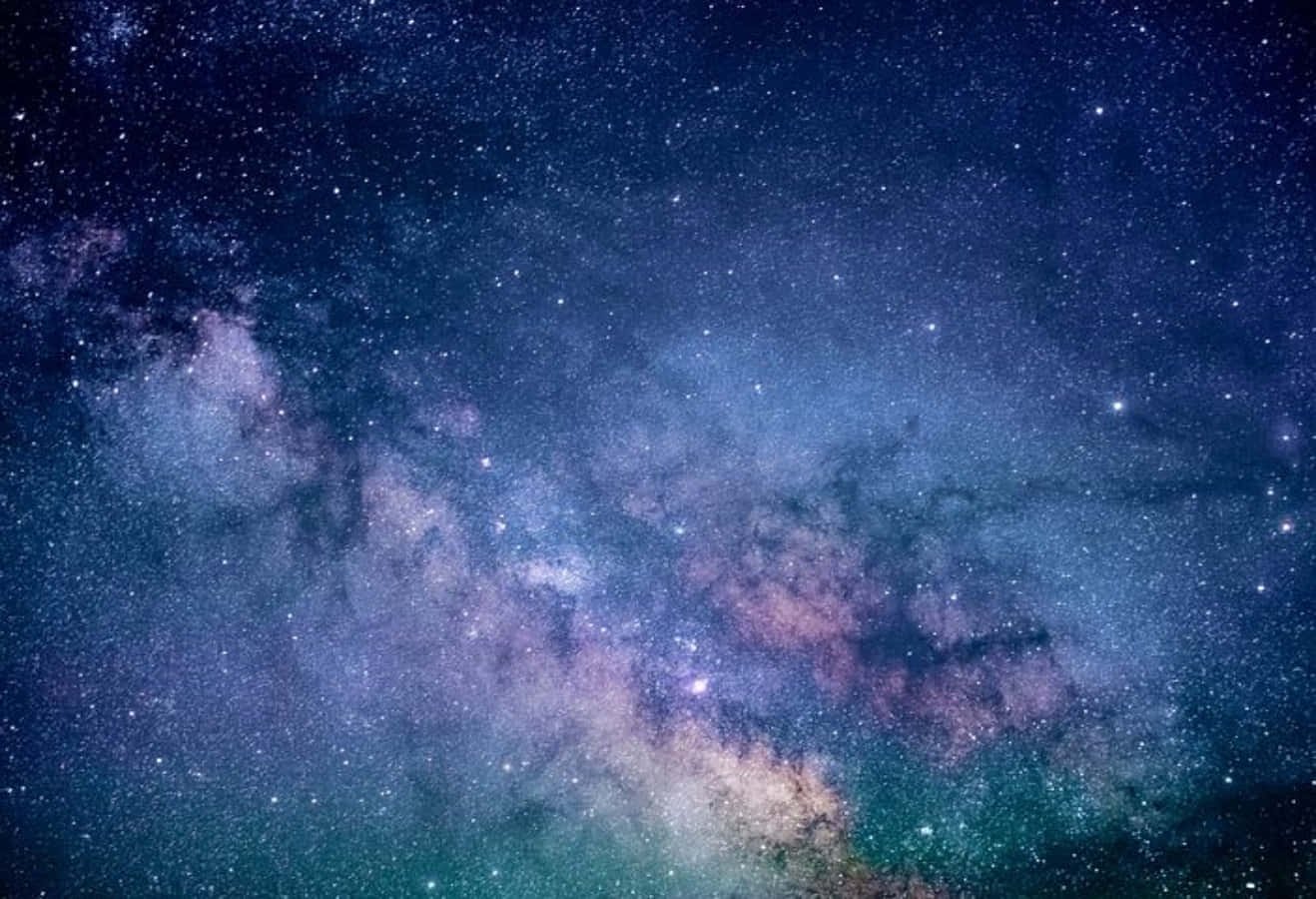 廣闊的銀河系，在深藍色和紫色的夜空中閃耀著宇宙塵埃和星星。