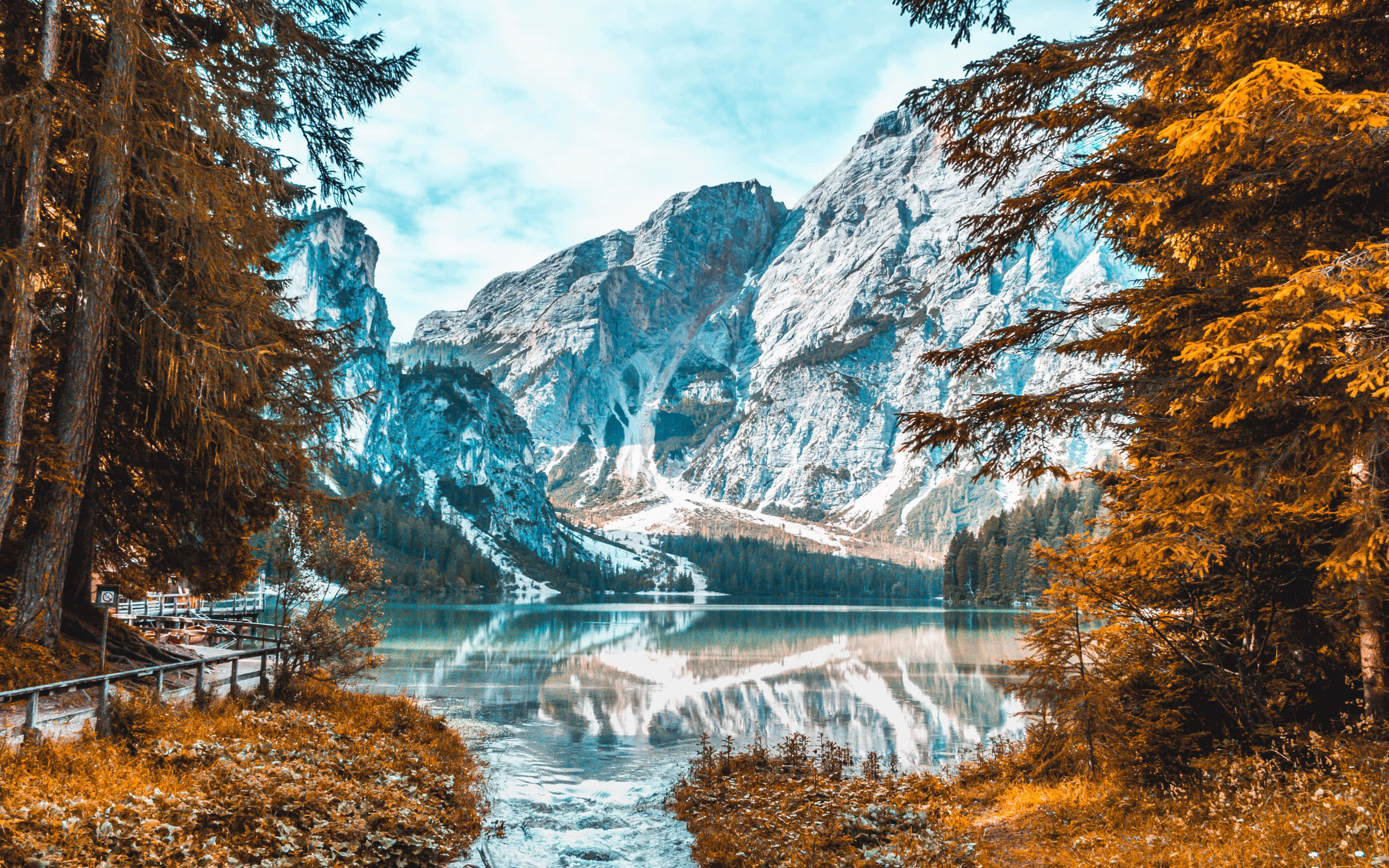 Fall Mountains 桌布 壁紙 — 寧靜的高山湖泊映照著白雪覆蓋的山峰，周圍是金黃色的秋樹，在清澈的藍天下。