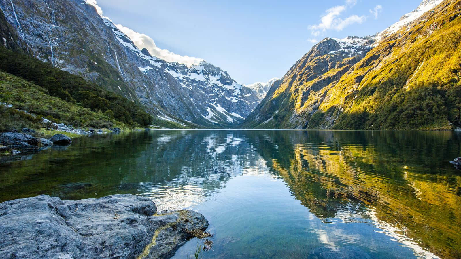New Zealand 桌布 壁紙 — 寧靜的高山湖泊映照著白雪覆蓋的山峰和金色森林覆蓋的山坡，天空清澈湛藍。