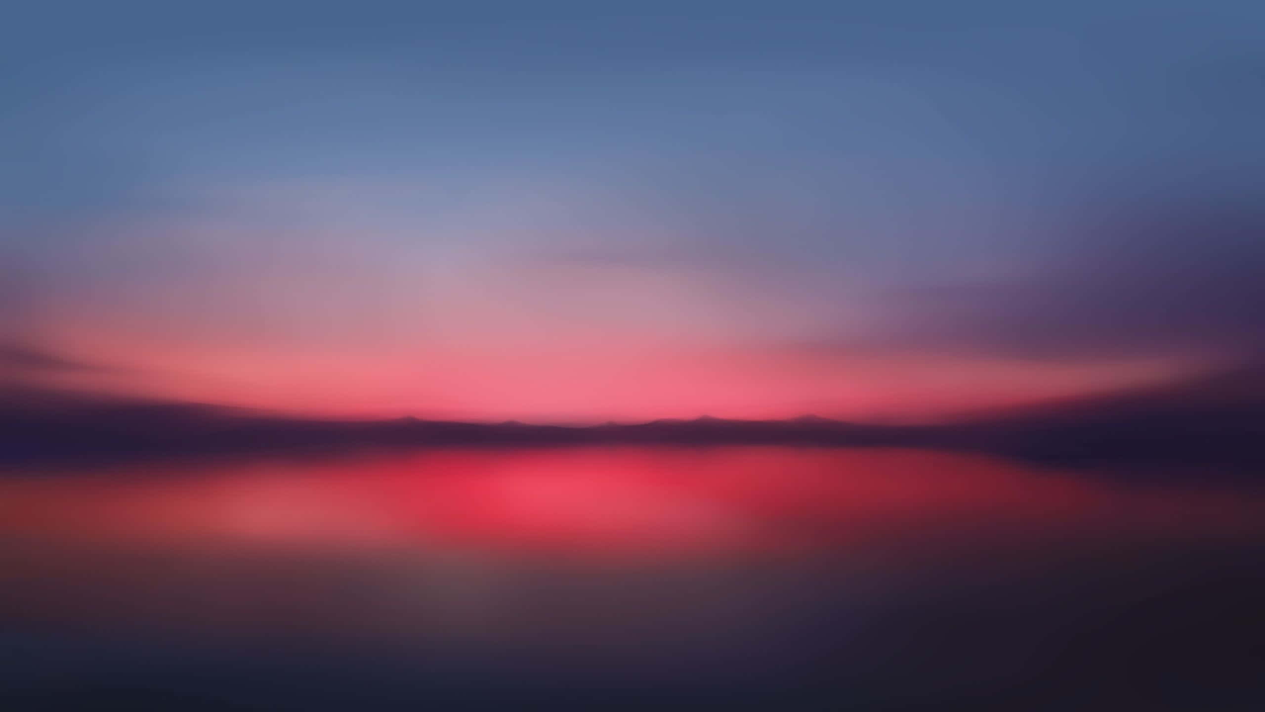 Red Sunset 桌布 壁紙 — 寧靜的黃昏天空帶有柔和的粉紅色和紫色調，完美地倒映在下方平靜的水面上。