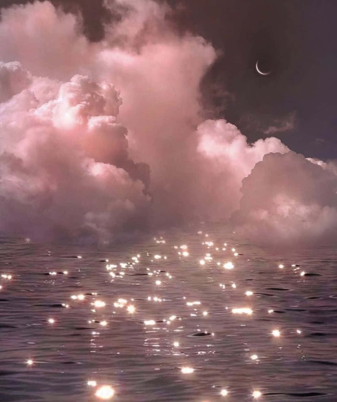 唯美雲朵 桌布 壁紙 — 寧靜的黃昏海景，粉紅色的雲彩和一彎新月映照在閃爍的水面上。
