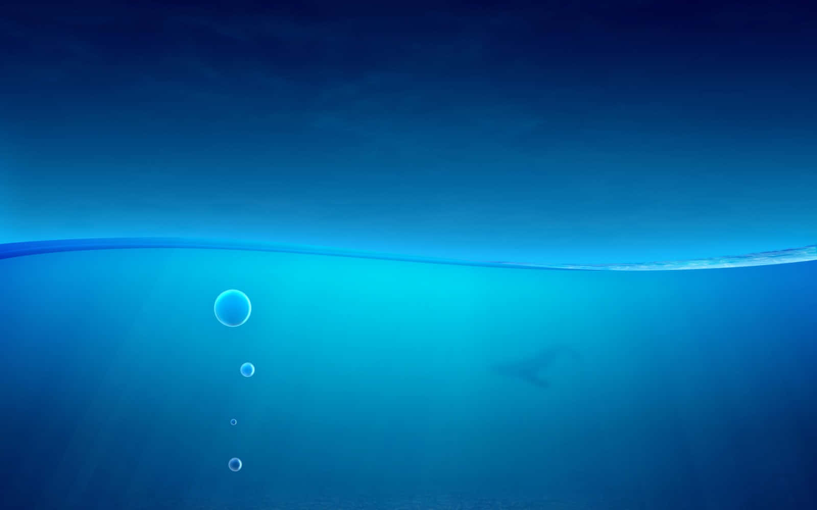 氣泡在水中上升，鯊魚在水面下游動。