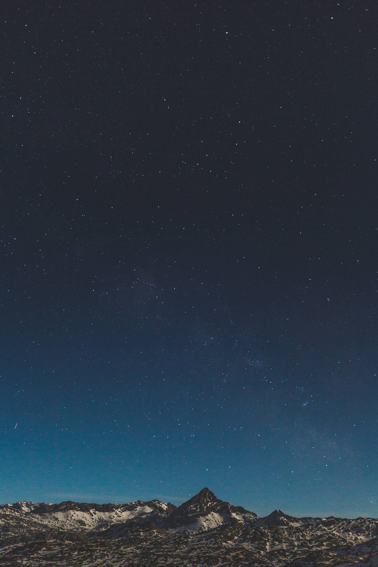 星空下的雪山山脈，帶有宇宙藍光。