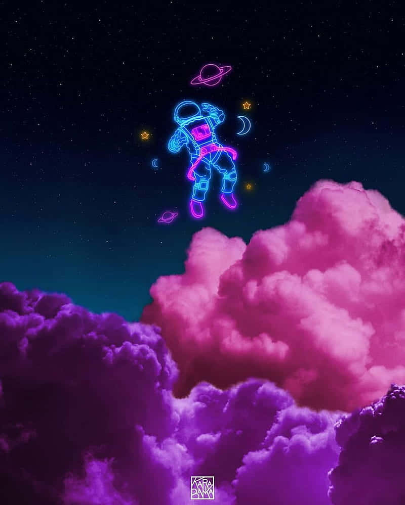 寧靜而藝術的雲景風光 壁紙 — 一個霓虹太空人漂浮在發光的粉紅色和紫色雲層之上，背景是星空、土星和彎月。