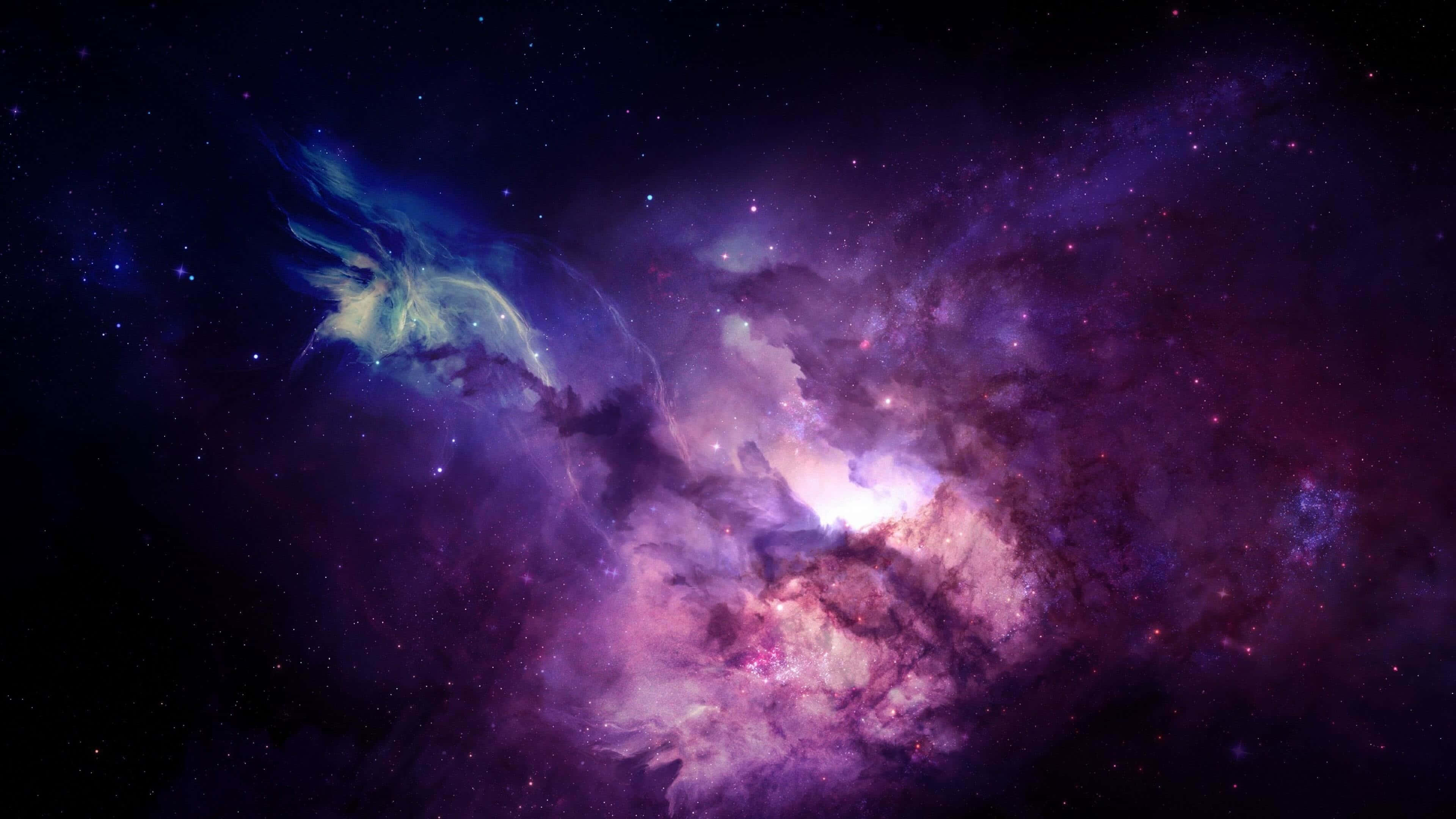 寧靜舒緩的紫藍美學 壁紙 — 一個宇宙星雲在繁星背景下以鮮豔的紫色、粉紅色和藍色旋轉。