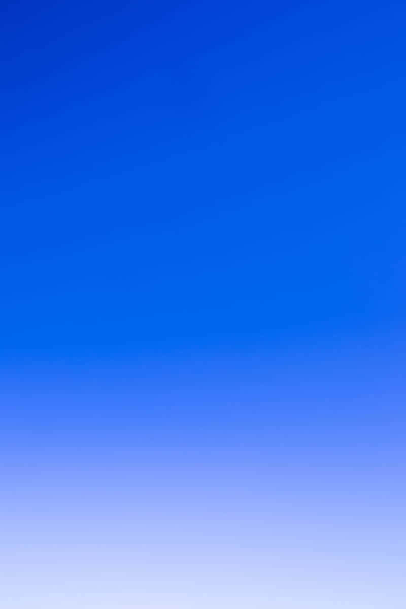 寧靜藍天 壁紙 — 平靜的漸變天空，從頂部的深皇家藍過渡到底部的柔和淡藍色。