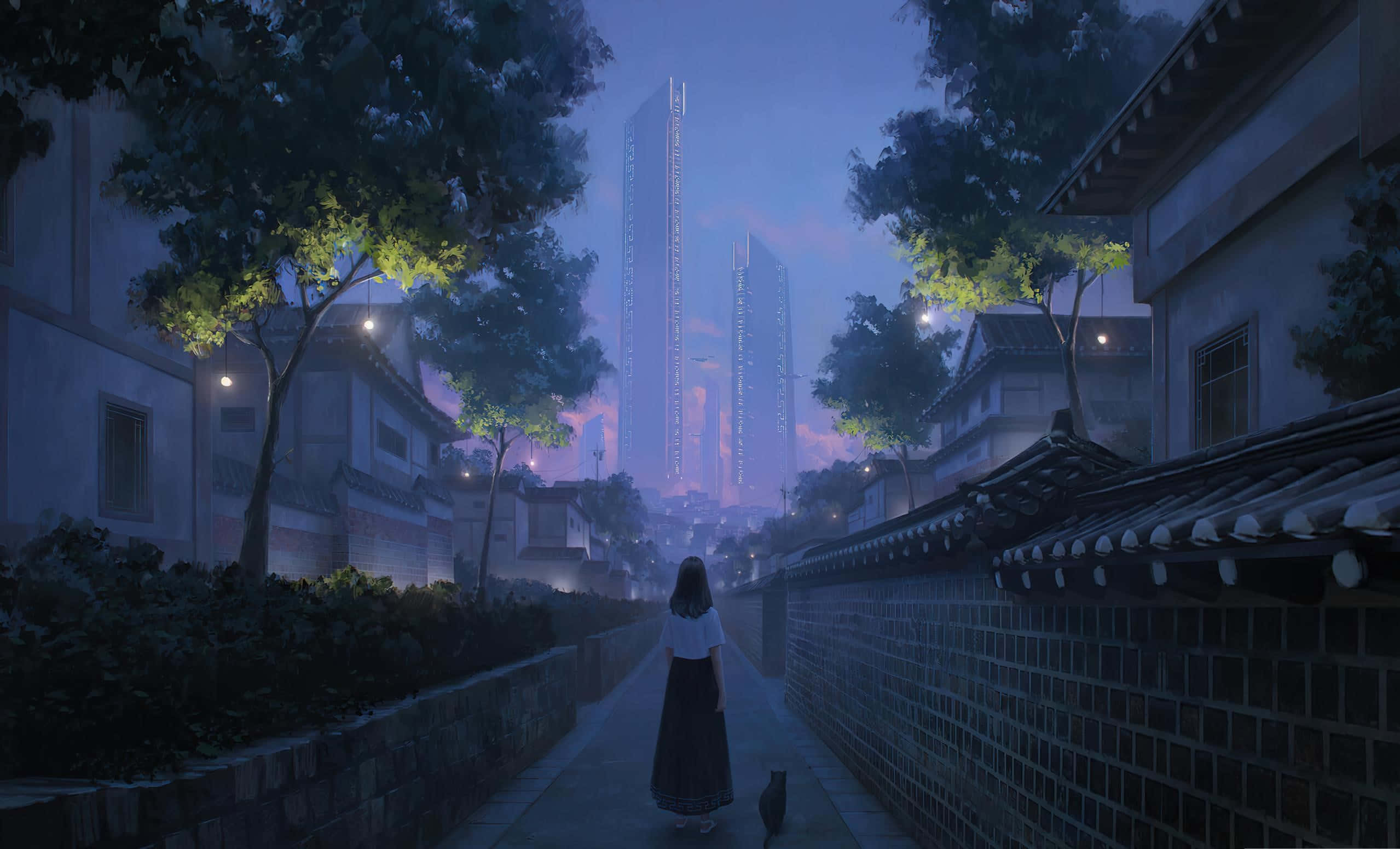 寧靜都市巷道 壁紙 — 一個孤獨的身影走在一條霧氣瀰漫的暮色小巷中，兩旁是傳統的瓦片屋頂和發光的樹木，現代摩天大樓在朦朧的遠方升起。