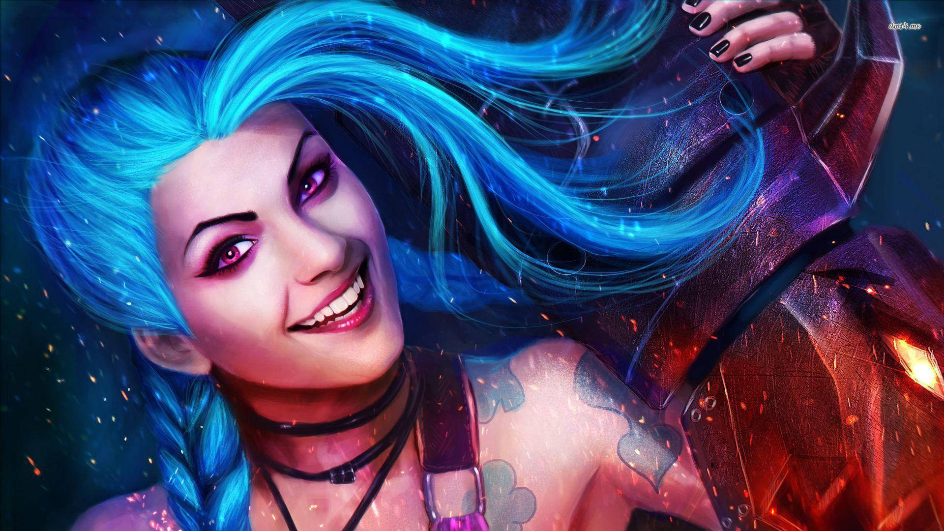 寫實Jinx Cosplay 壁紙 — 一個充滿活力的數碼肖像，描繪一位微笑的女性，擁有電光藍色頭髮和發光的眼睛，手持火焰武器。