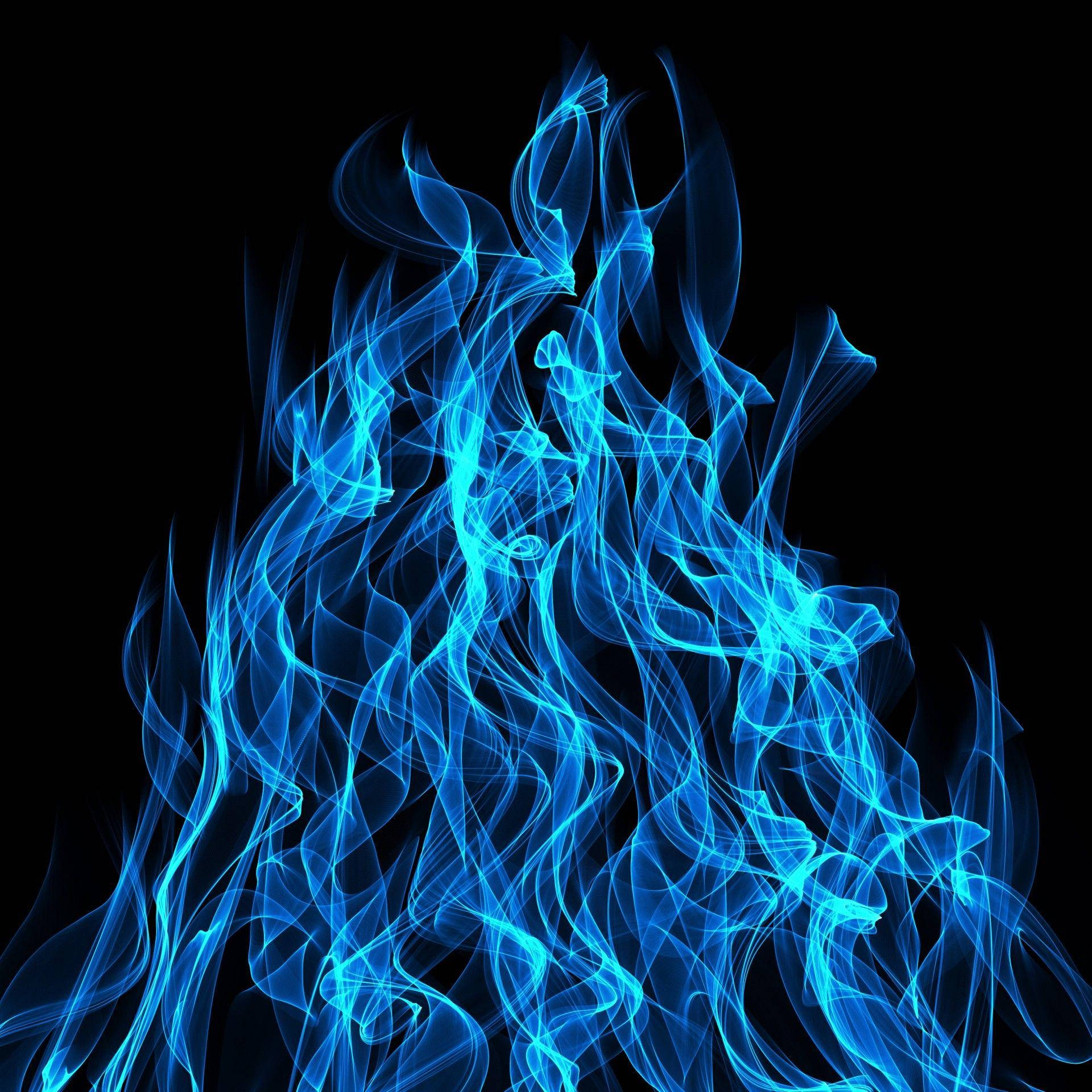 寫實藍焰 壁紙 — 充滿活力的電光藍色火焰在純黑色背景上扭轉和湧動，形成動態的數位抽象。