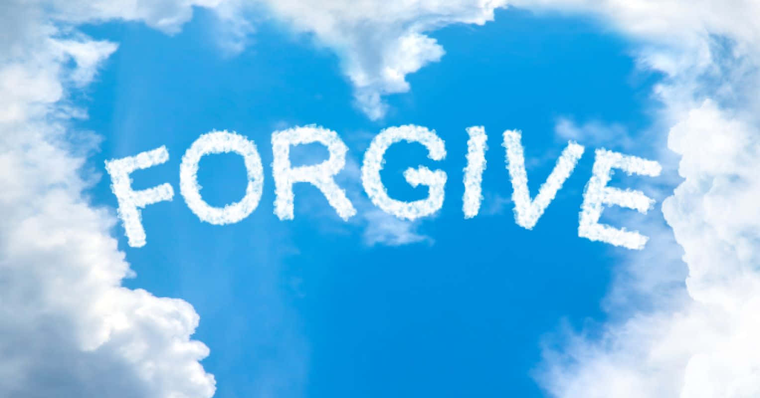 寬恕與尋找平靜 壁紙 — 由蓬鬆的白雲在鮮豔的藍天上形成的「FORGIVE」一詞。