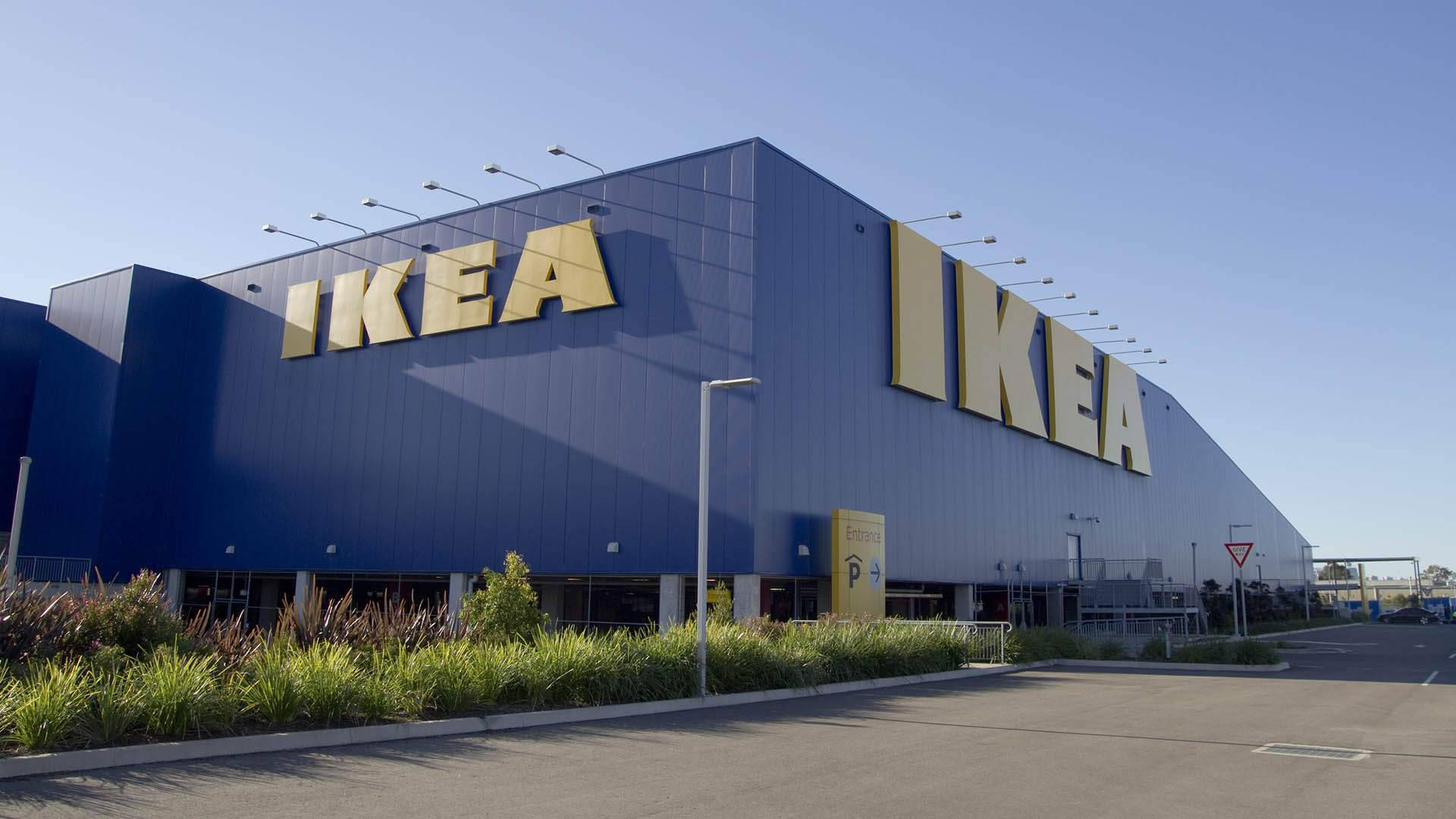 藍色IKEA商店建築，在清澈的天空下帶有黃色標牌。