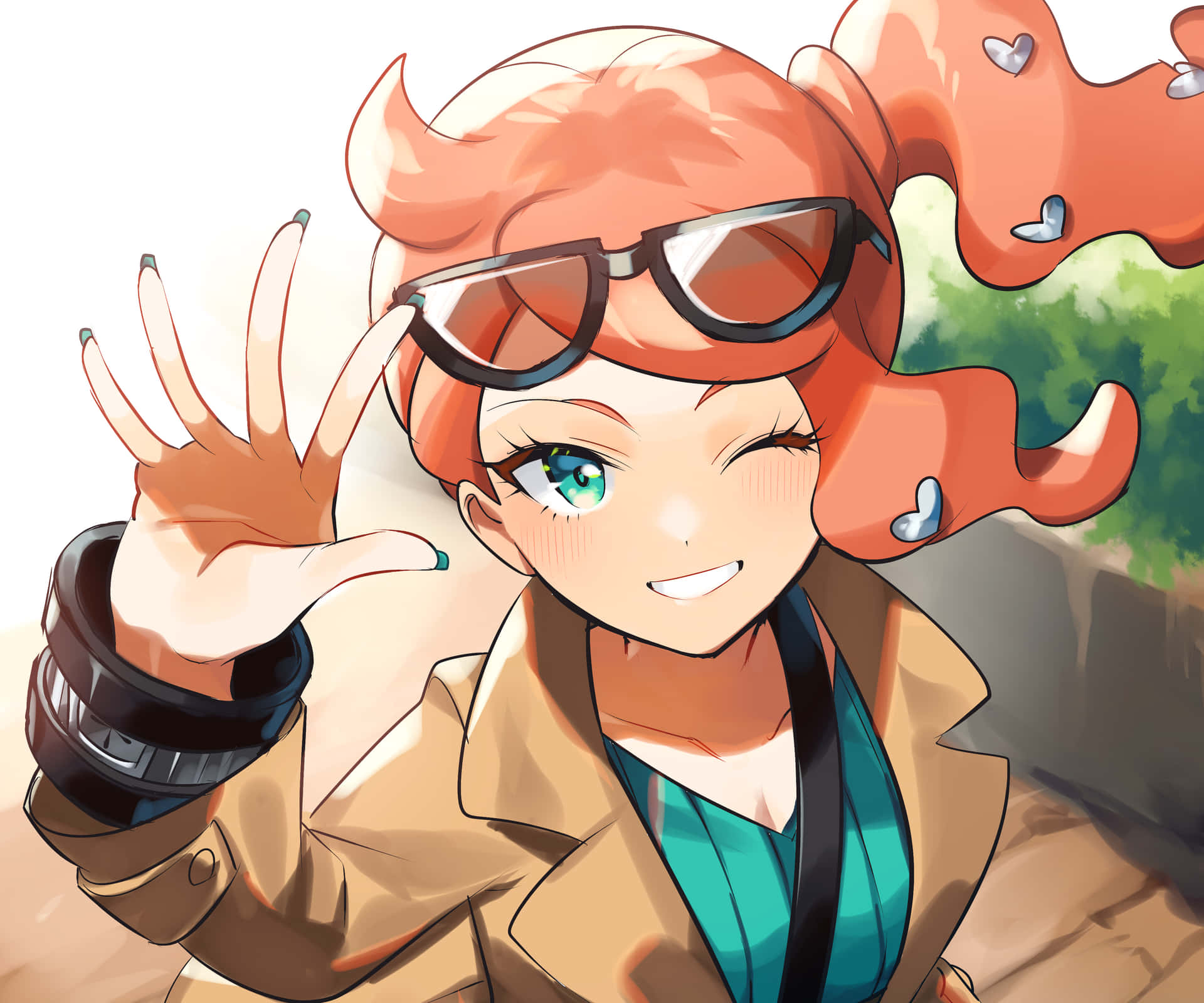 橙色頭髮和護目鏡的動漫女孩，穿著棕褐色外套，高興地揮手。