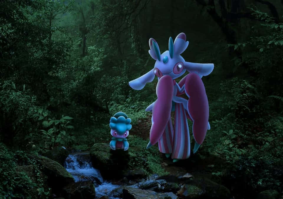 寶可夢 Fomantis 與 Lurantis 在幽暗森林中 壁紙 — 兩隻寶可夢站在黃昏時分霧氣瀰漫的森林中，旁邊是一條長滿青苔的小溪，眼睛發光，光線柔和。