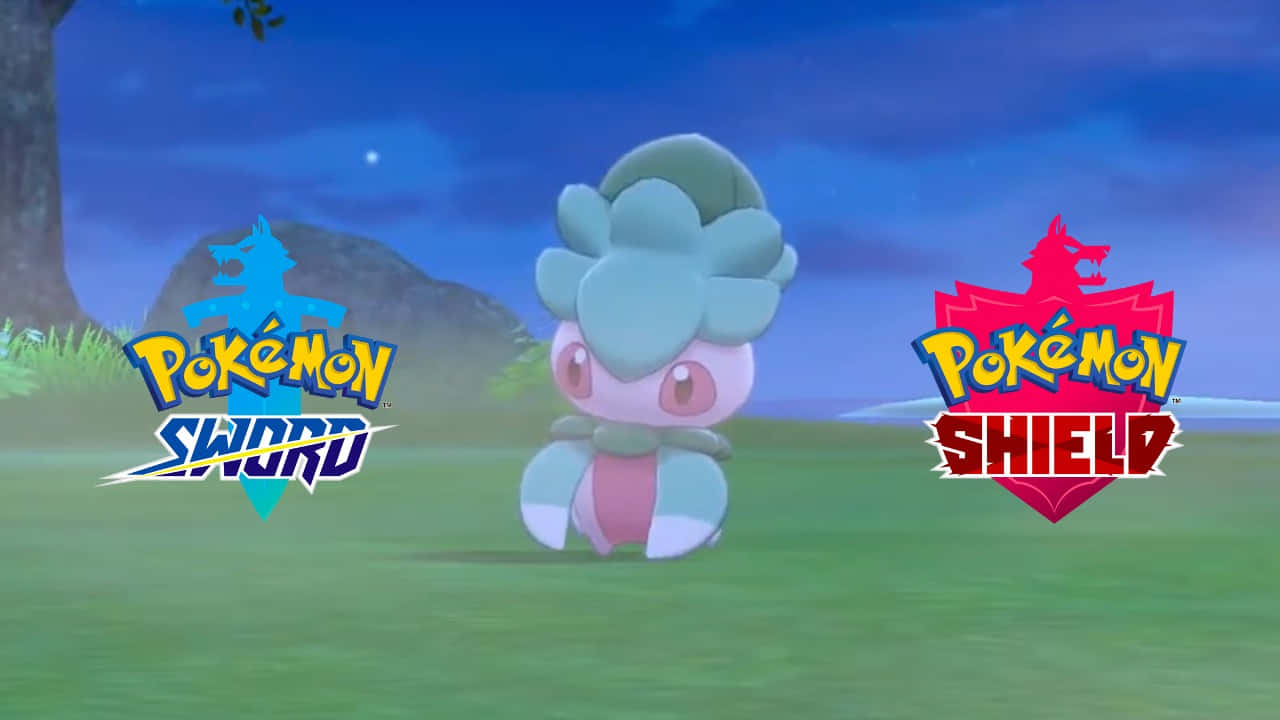 寶可夢 Fomantis 與遊戲版本圖標 壁紙 — 一隻可愛嘅寵物小精靈喺黃昏嘅草地上企喺度，兩邊有寵物小精靈劍·盾嘅標誌。