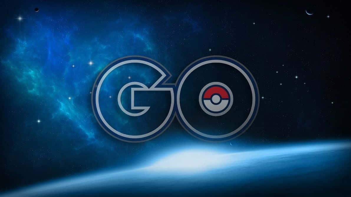 Pokémon GO 標誌在太空中，位於發光的藍色星球上方，伴有星星。