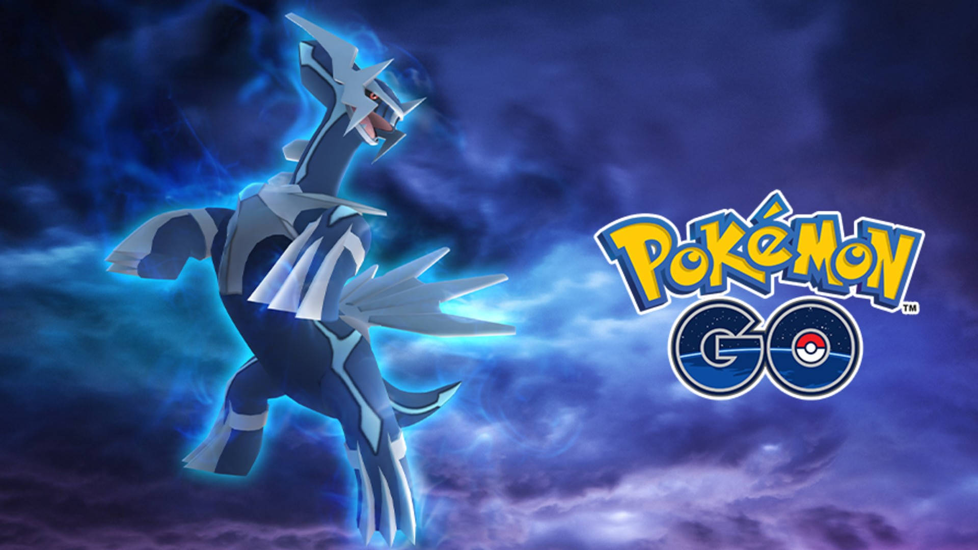 一隻發光的藍色和銀色寶可夢在暴風雨的天空中翱翔，帶有 Pokémon GO 標誌。