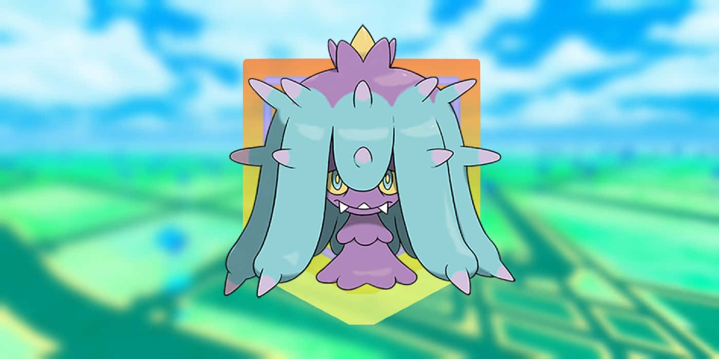 寶可夢Mareanie搭配Pokémon Go地圖背景 壁紙 — 一隻卡通風格的紫色和藍綠色寶可夢，長耳朵和尖牙，站在明亮的戶外環境中。