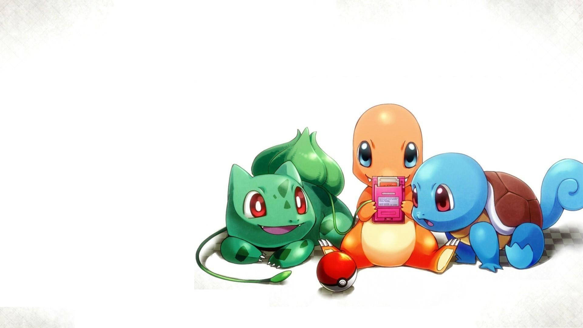 寶可夢與Game Boy Color同樂 壁紙 — 三隻可愛嘅寶可夢妙蛙種子、小火龍同埋傑尼龜依偎喺一齊，小火龍揸住一個粉紅色裝置，附近仲有一個精靈球。