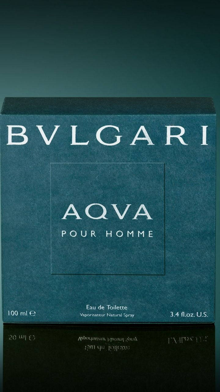 藍綠色Bvlgari Aqua Pour Homme香水盒，帶有銀色文字和反射。