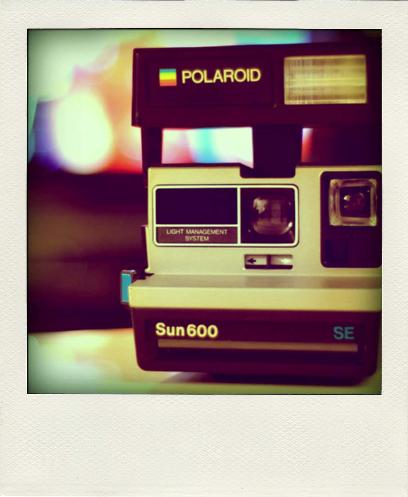懷舊Polaroid Sun600 SE相機的特寫，帶有溫暖燈光和色彩繽紛的散景。