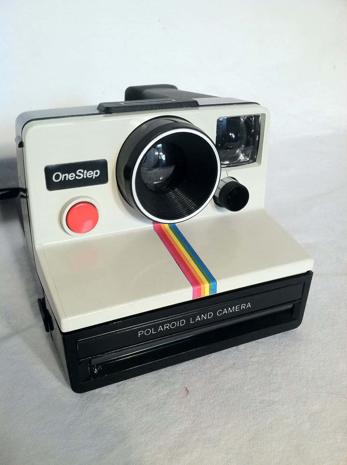白色布料上的復古Polaroid OneStep Land相機