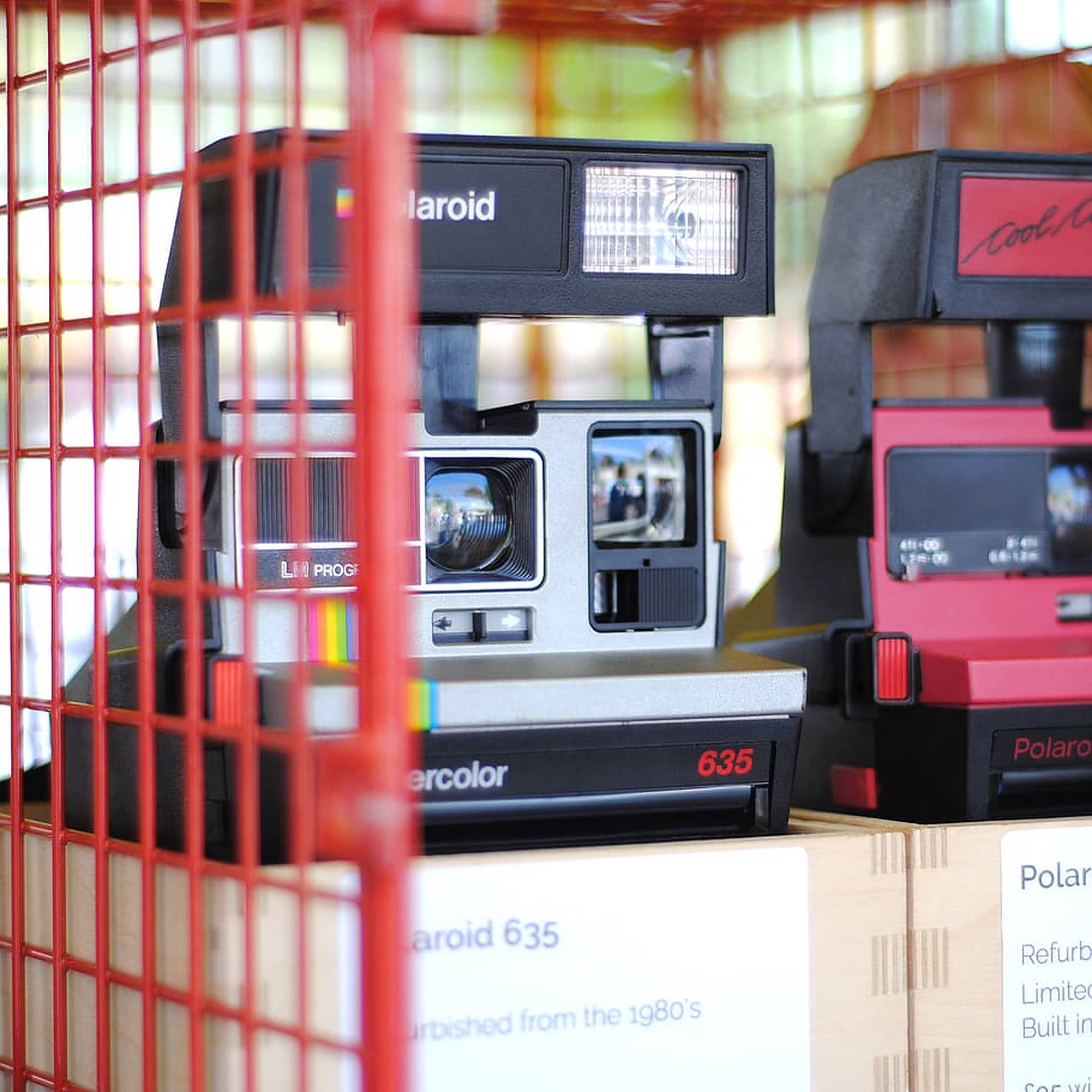 商店紅色網格展示中的復古Polaroid 635相機。
