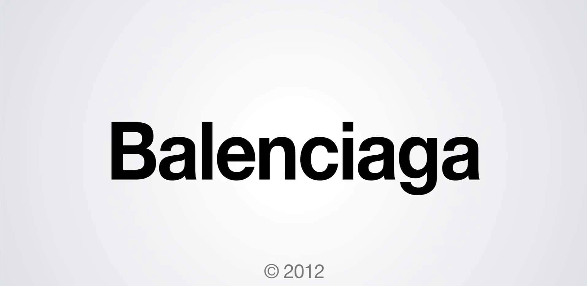 將 Balenciaga 大膽時尚設計融入衣櫥 壁紙 — 粗體黑色 Balenciaga 標誌居中於柔和灰色漸變背景上，下方有版權文字。