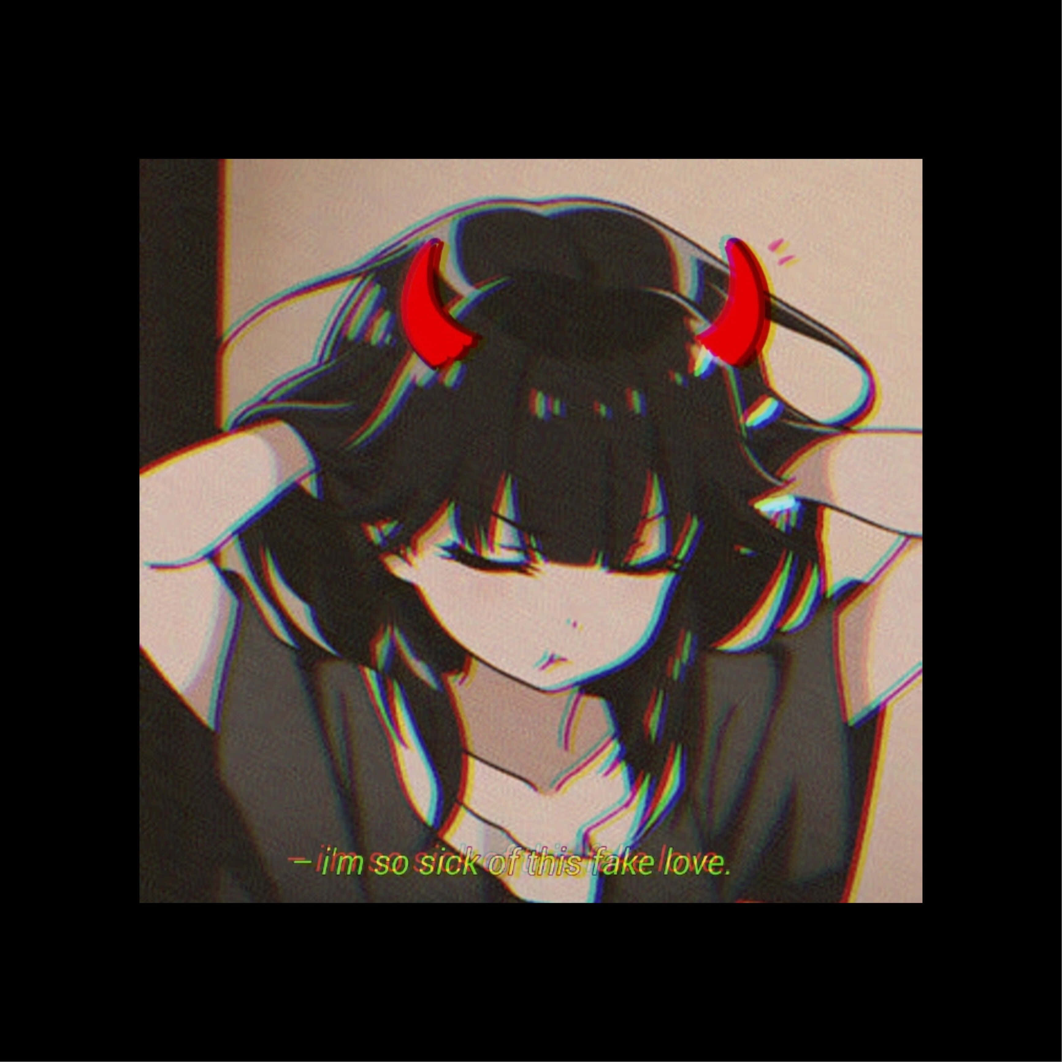 「將你最愛的動漫帶入現實，升級你的頭像！」 壁紙 — 一個有紅色角和深色頭髮的動漫女孩低頭露出沮喪的表情，文字寫著「我受夠了這種虛假的愛。」