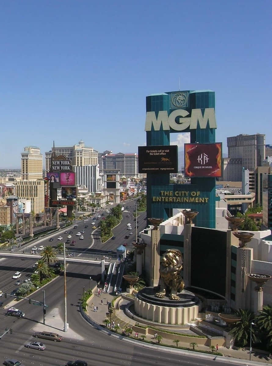MGM Grand 酒店，金色獅子雕像和拉斯維加斯大道交通在藍天下。