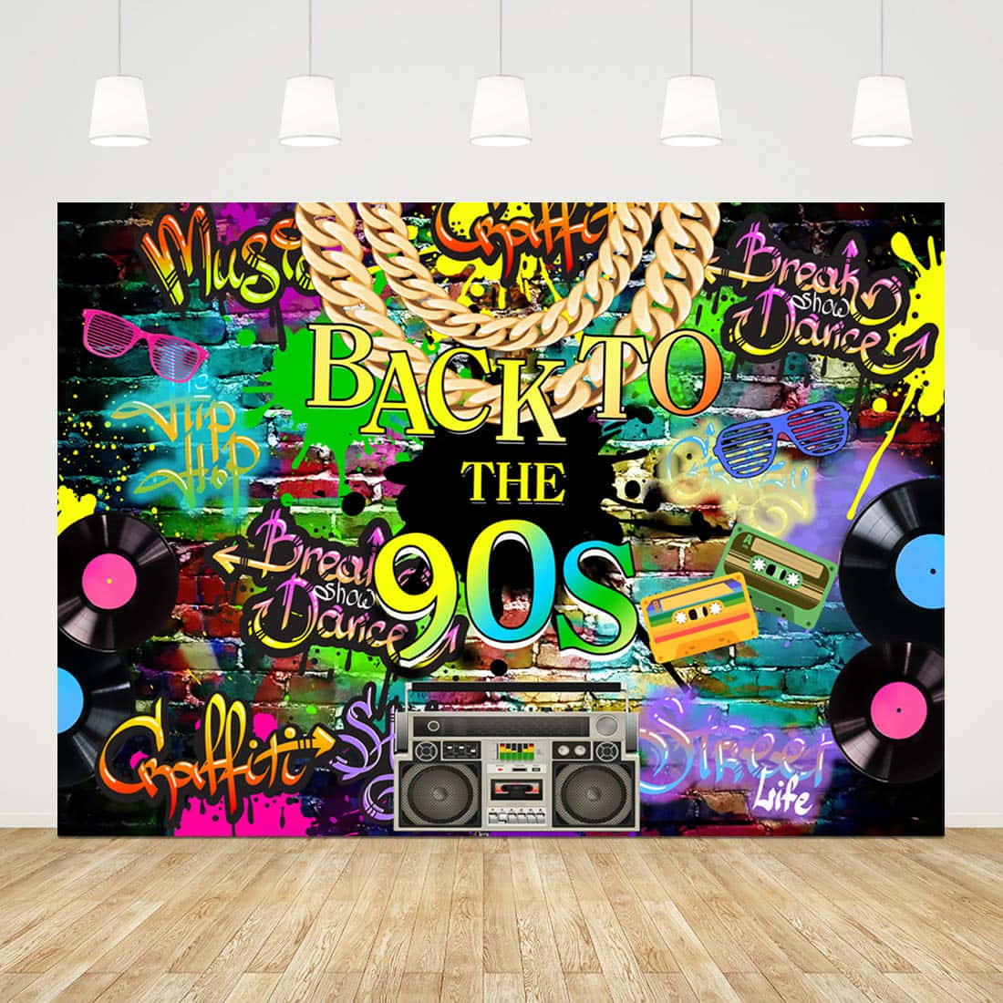 將節奏帶上街頭 壁紙 — 充滿活力的塗鴉牆，上面有「Back to the 90s」文字、手提音響、唱片和太陽眼鏡，營造復古派對場景。