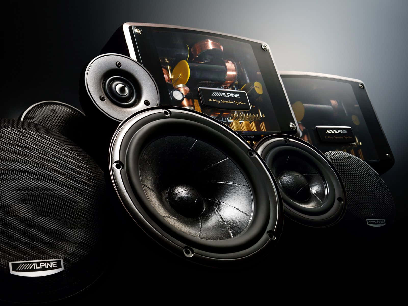 Car Audio 桌布 壁紙 — 專業 Alpine 汽車音響喇叭，帶有裸露的銅線和金色元件，背景為深色漸變。