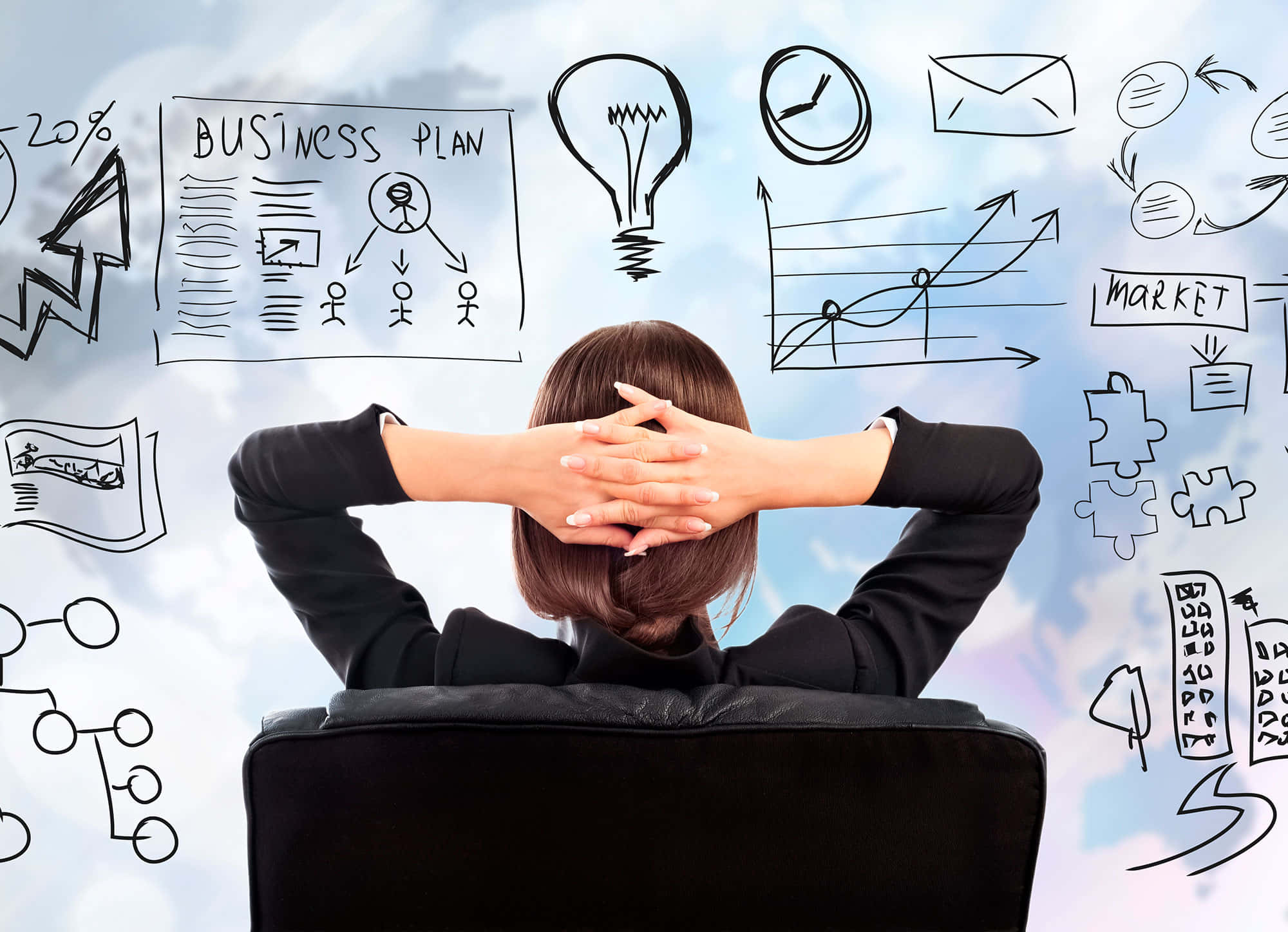 專業 Coaching 課程進行中 壁紙 — 一位女商人坐在椅子上，雙手放在腦後，靠著椅背，周圍漂浮著手繪的商業圖標，背景是陰天。