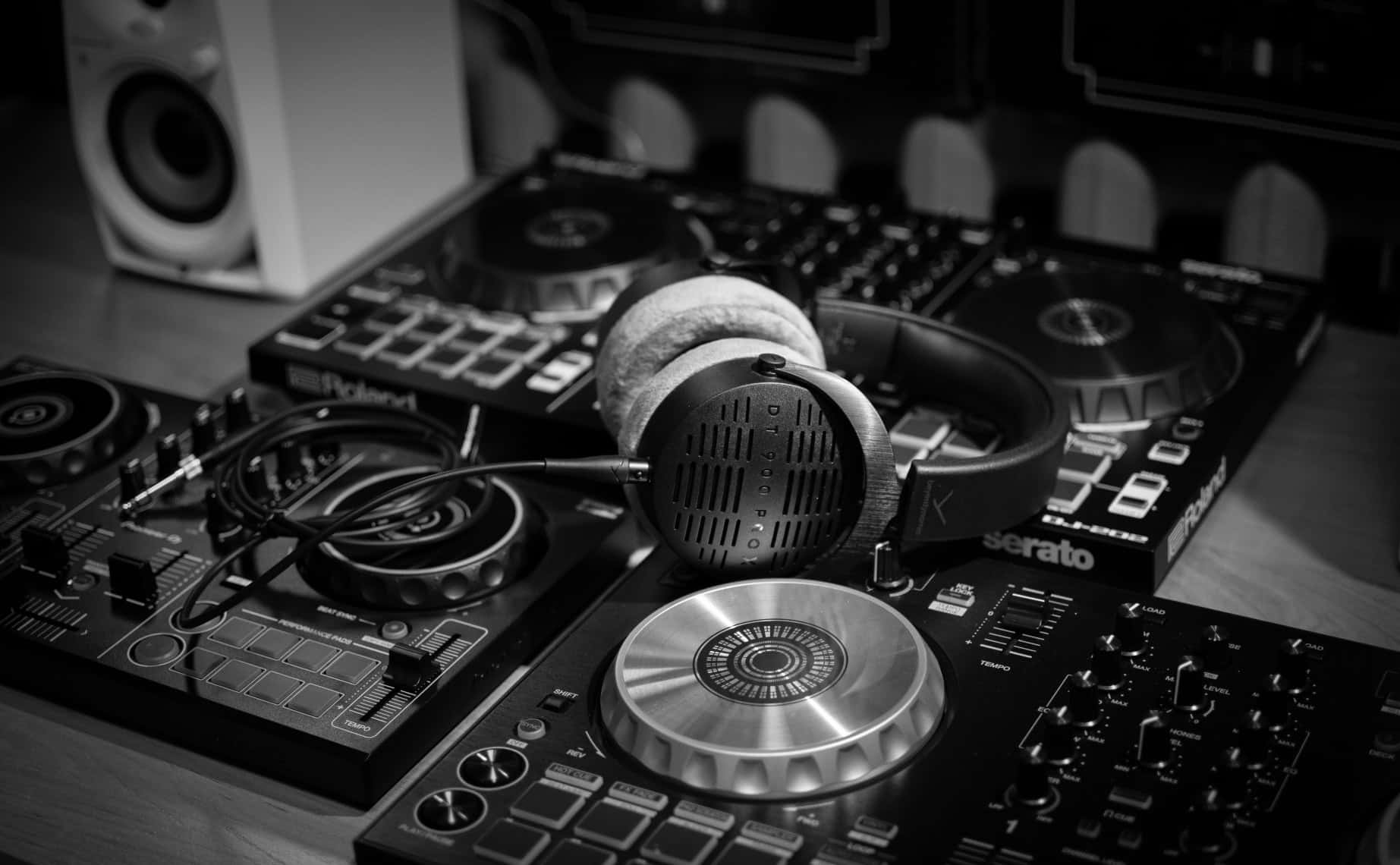 DJ 桌布 壁紙 — 專業DJ器材的黑白特寫，耳機放在唱盤上。
