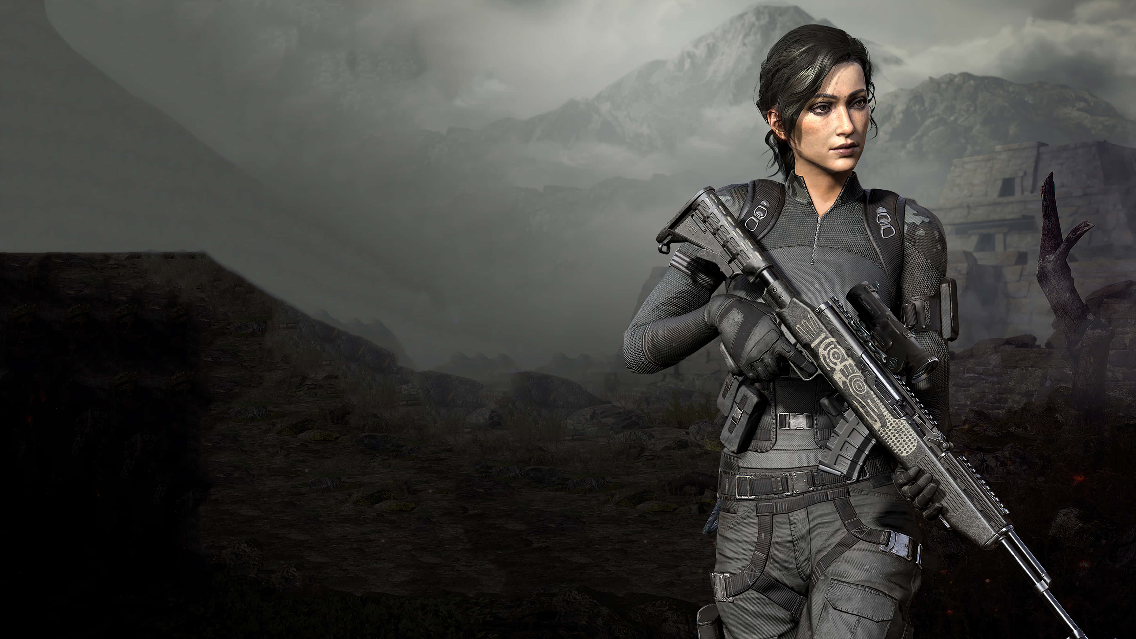 專業PUBG女孩角色 壁紙 — 一名身穿戰術裝備的堅定女兵，在霧氣瀰漫的山脈和廢墟背景下手持步槍。
