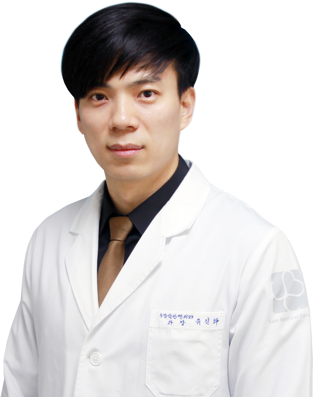 專業亞洲男性醫生肖像 壁紙 — 一位年輕的亞洲男醫生穿著白色實驗室外套，帶有名牌和標誌，站在黑色背景前。