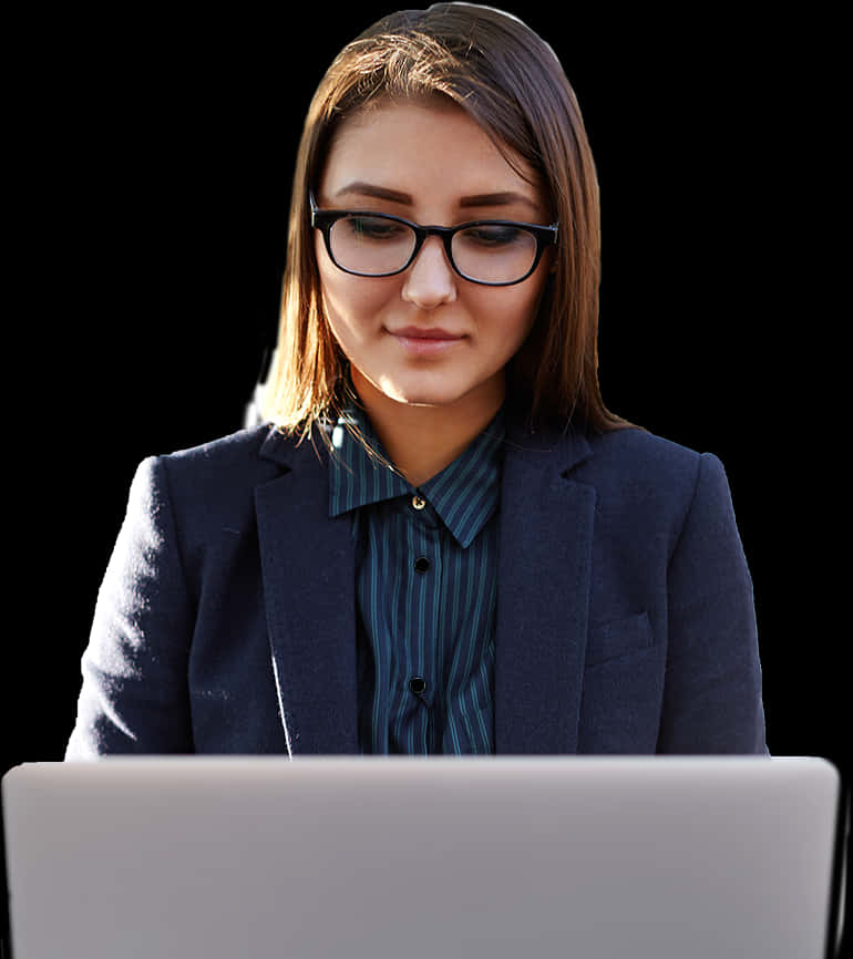 專業女性使用筆記本電腦 壁紙 — 一位戴眼鏡、穿西裝外套的專注女性，在純黑背景前使用手提電腦。