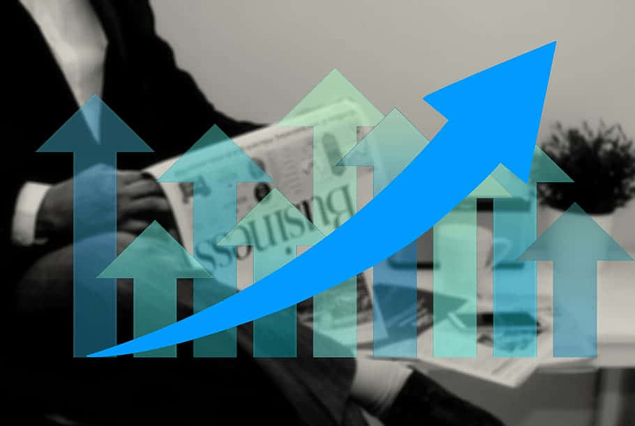 商人手持報紙，藍色向上箭頭象徵財務增長。