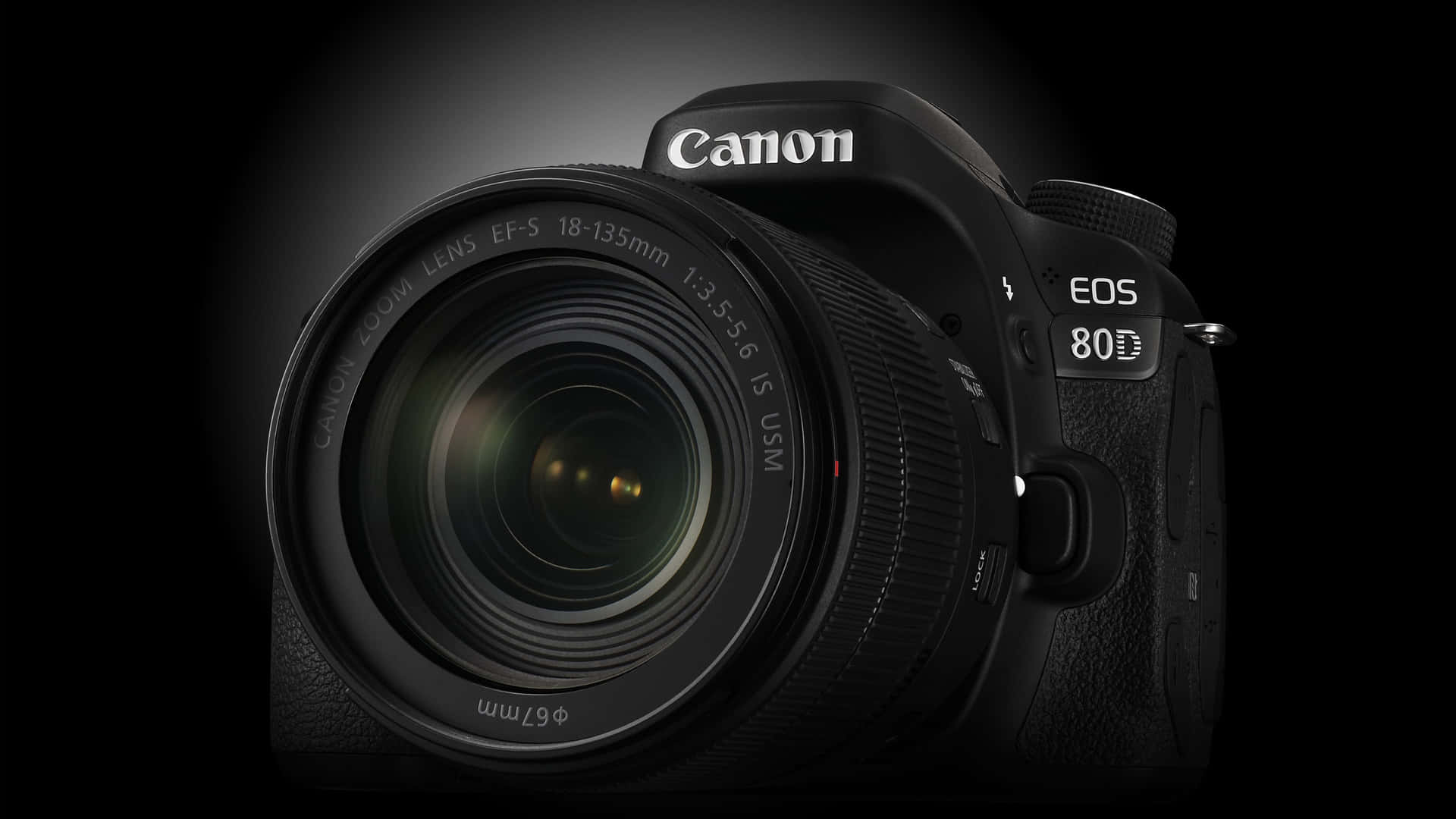 專業黑色 Canon DSLR 相機，配備鏡頭，在工作室燈光下。