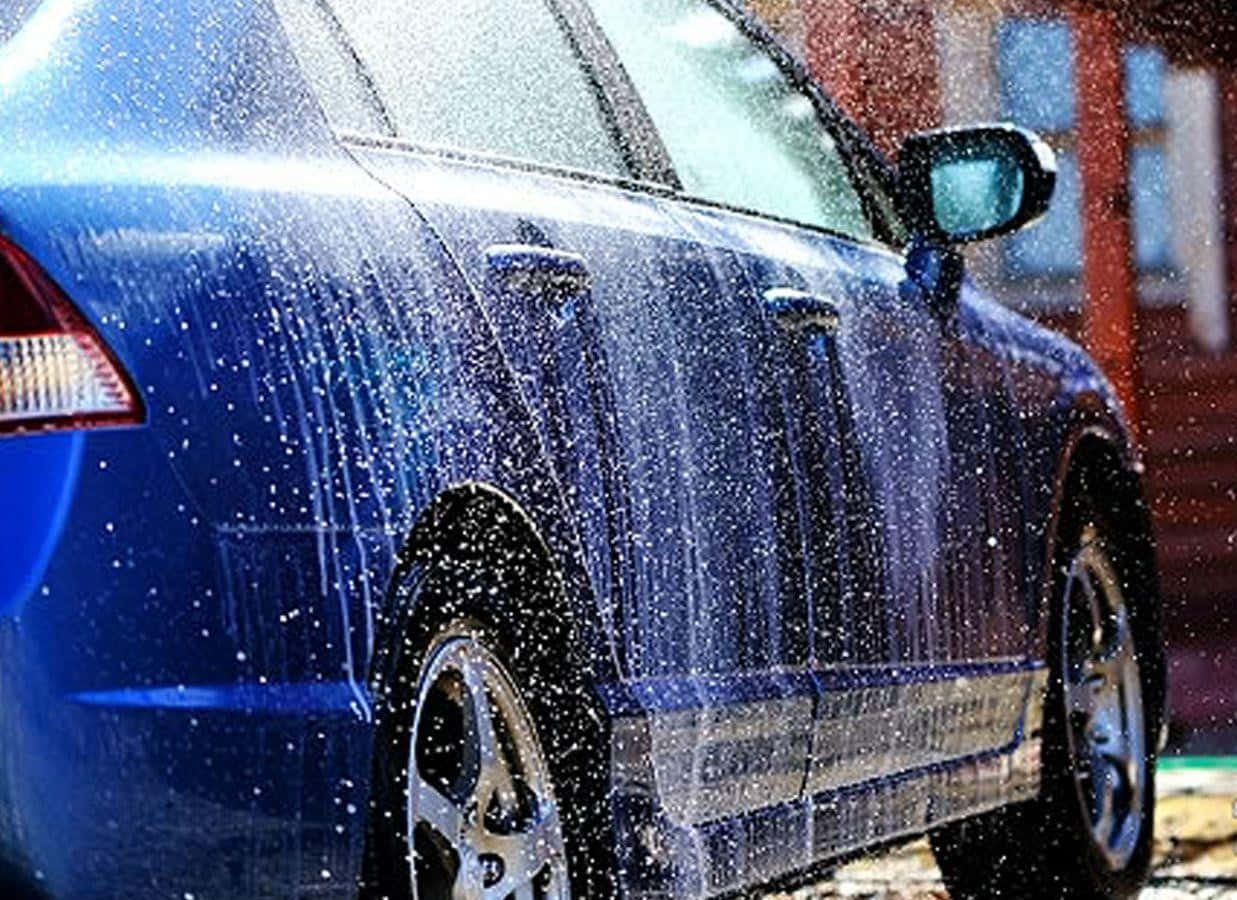 藍色汽車在戶外用水霧清洗
