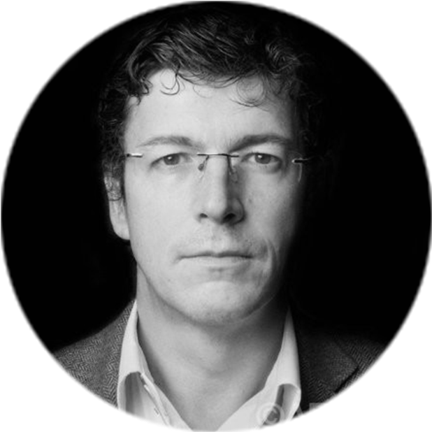 專業男士肖像 壁紙 — 一個戴眼鏡、表情嚴肅的男人在深色背景下的黑白肖像。