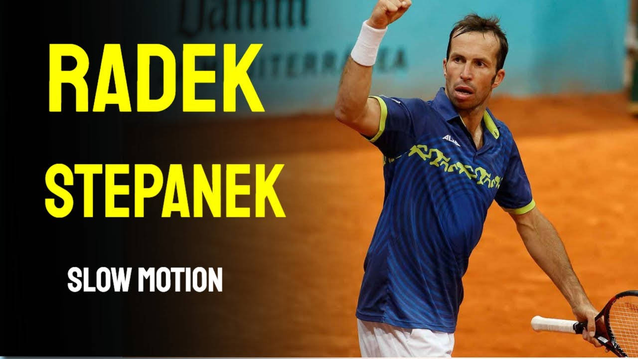 網球運動員Radek Stepanek在泥地球場上以慢動作慶祝得分。