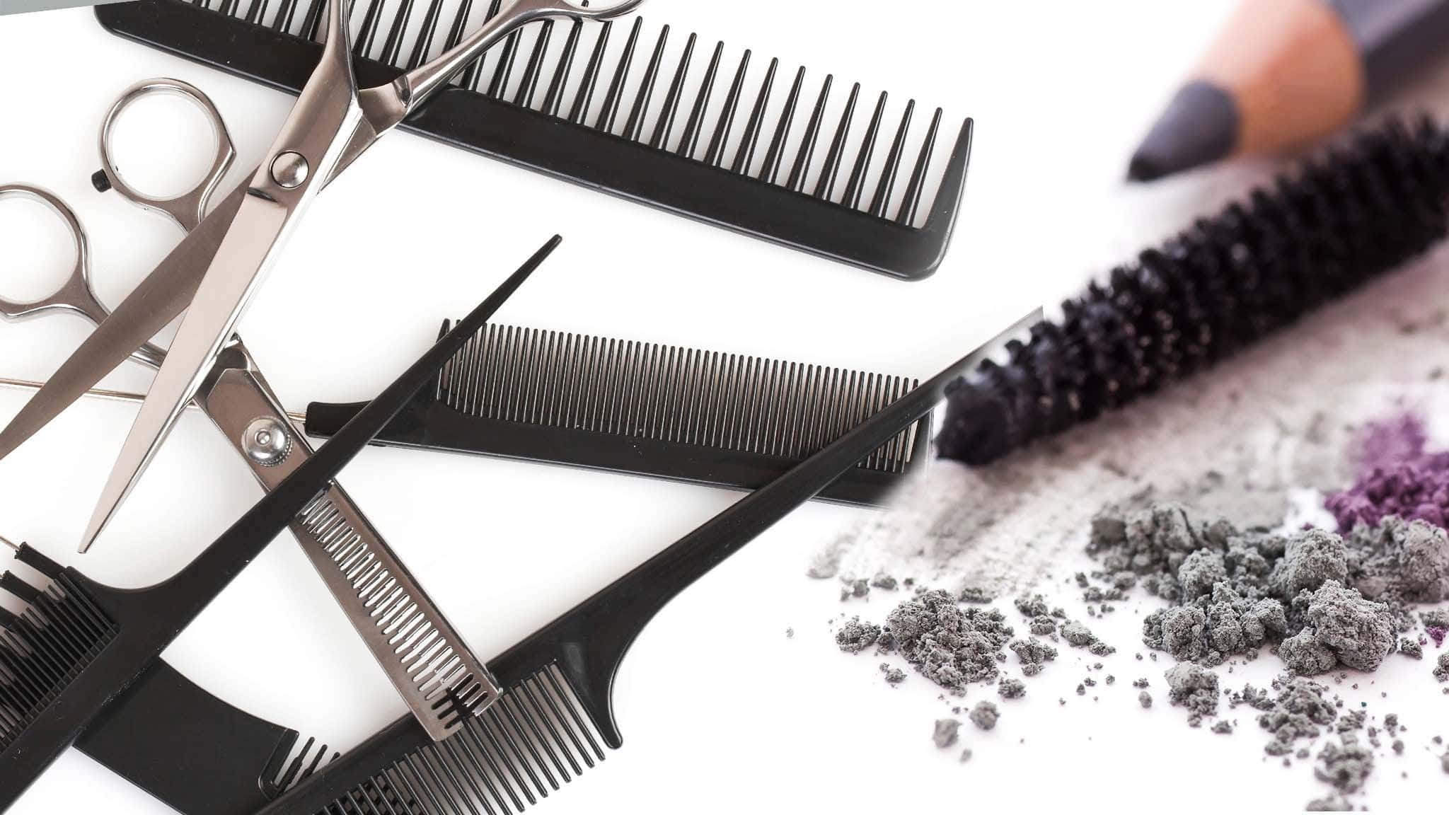 Haircare 桌布 壁紙 — 專業美髮工具，包括剪刀、梳子和刷子，排列在白色表面上，散落著灰色和紫色的粉末。