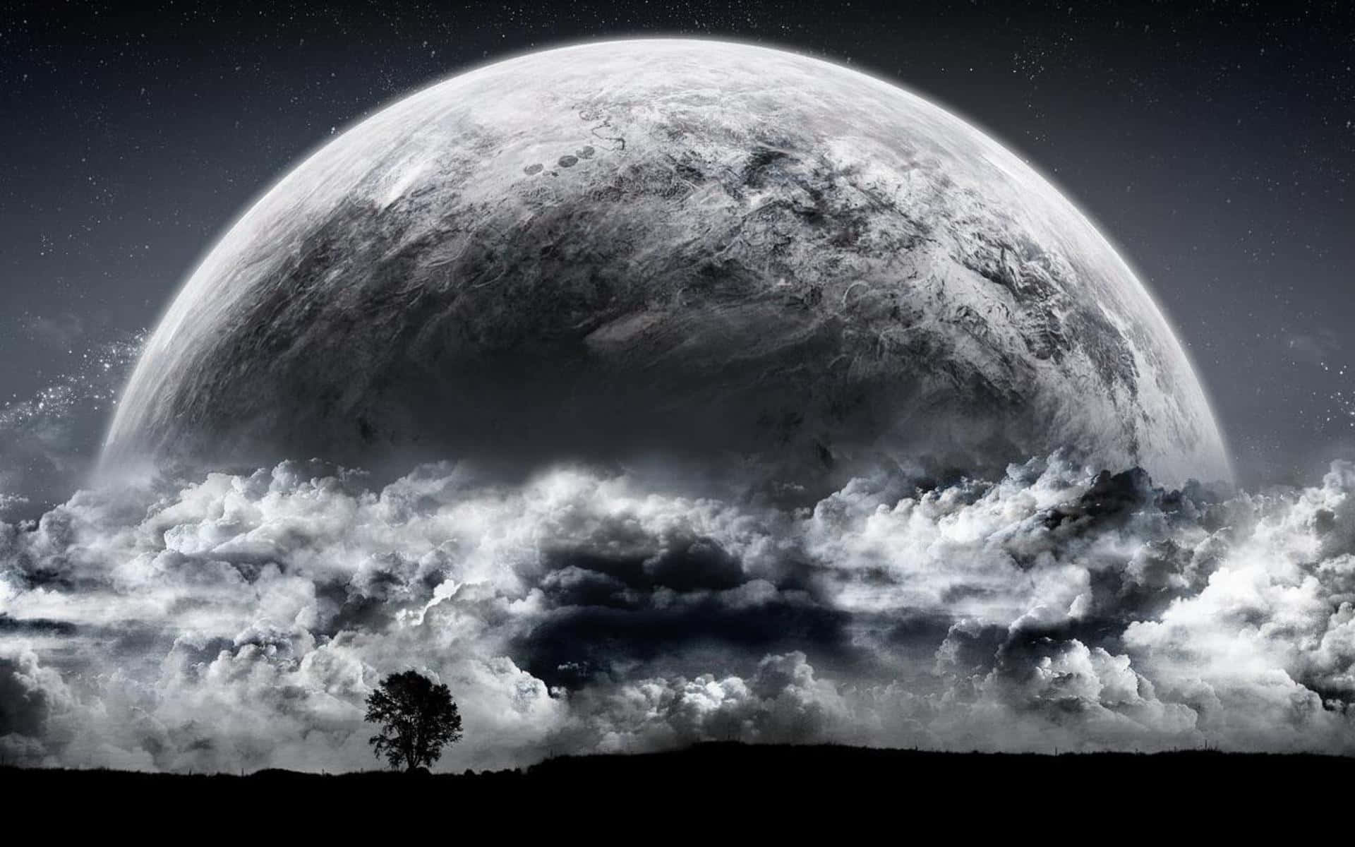 一棵孤樹在星空下，以巨大的月亮和暴風雲為背景形成的剪影。