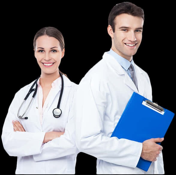 專業醫療團隊肖像 壁紙 — 兩位微笑的醫生穿著白袍，一位帶著聽診器，另一位拿著藍色剪貼板，背景為黑色。