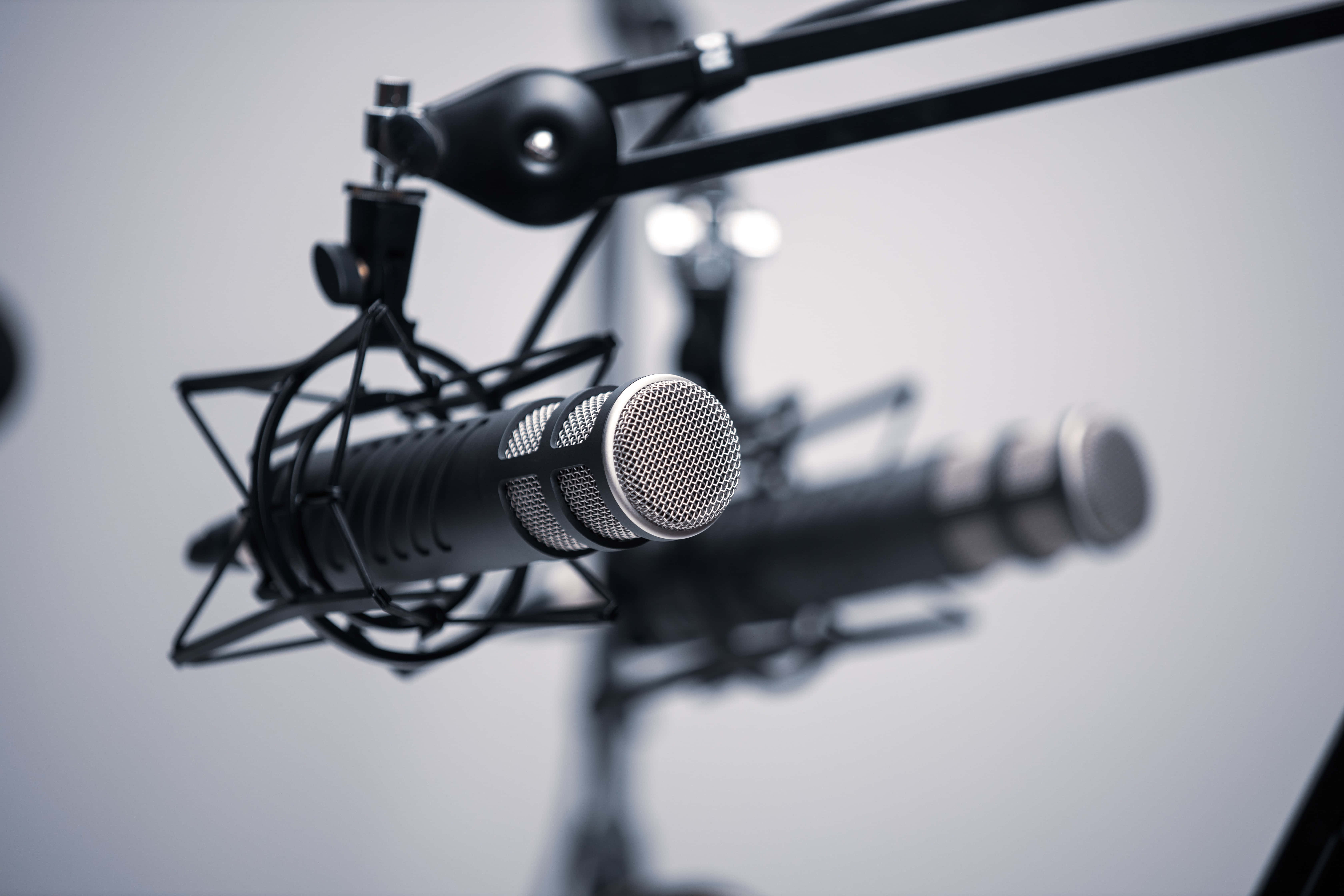 Journalism 桌布 壁紙 — 專業錄音室麥克風安裝在吊臂上的特寫，背景模糊。